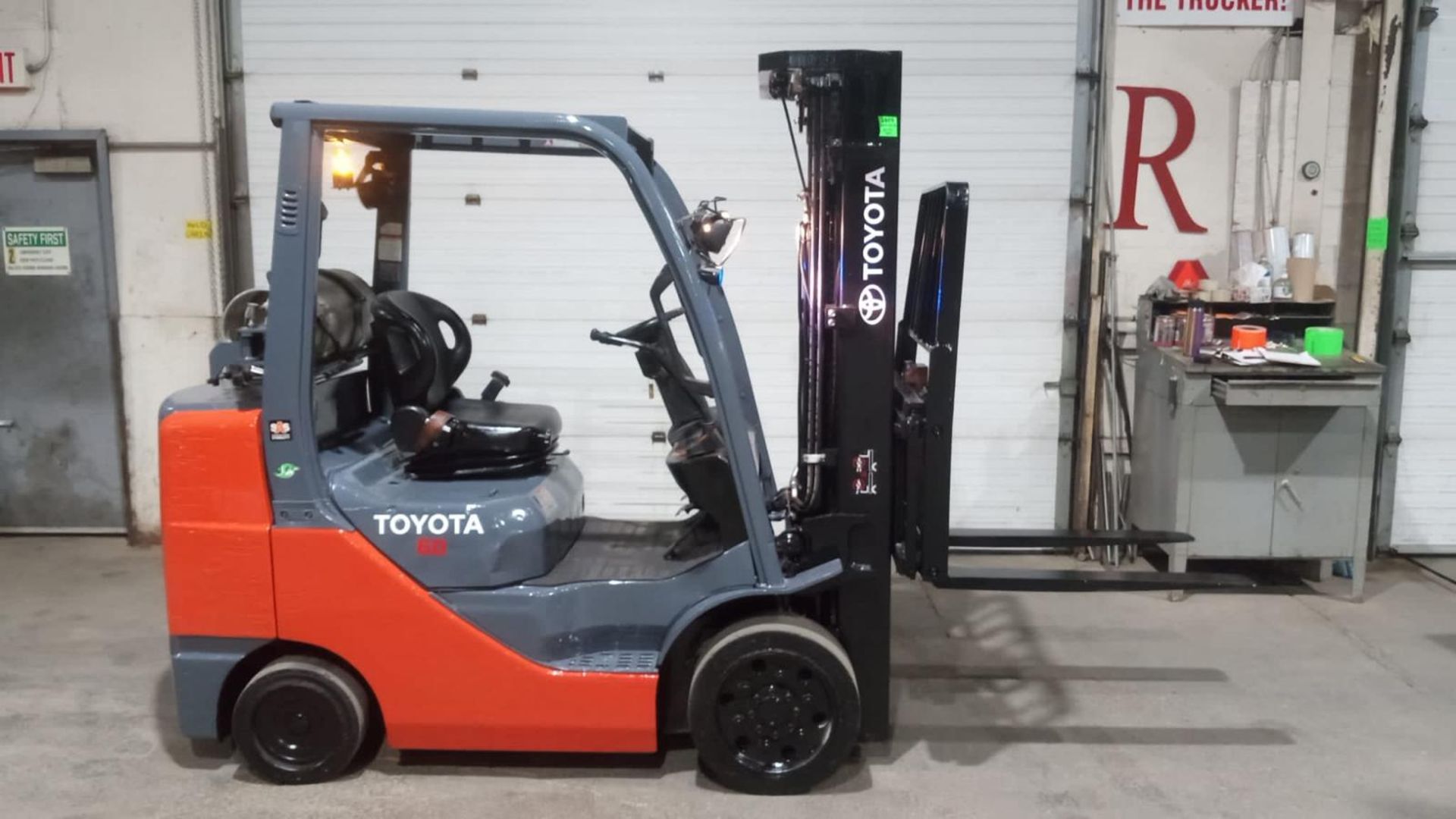 2018 TOYOTA 6,000lbs Capacity LPG (Propane) Forklift indoor with sideshift and 3-STAGE MAST