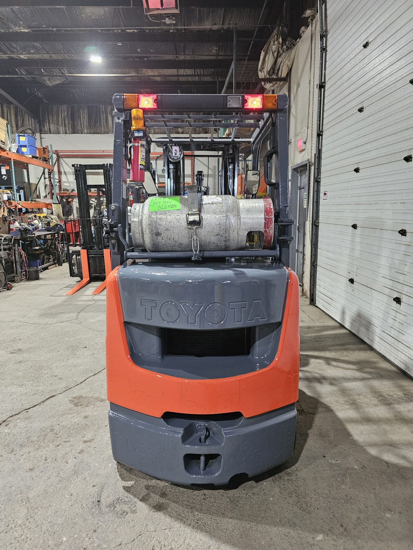 2016 TOYOTA 5,000lbs Capacity LPG (Propane) Forklift with sideshift with 3-STAGE MAST (no propane - Image 4 of 5