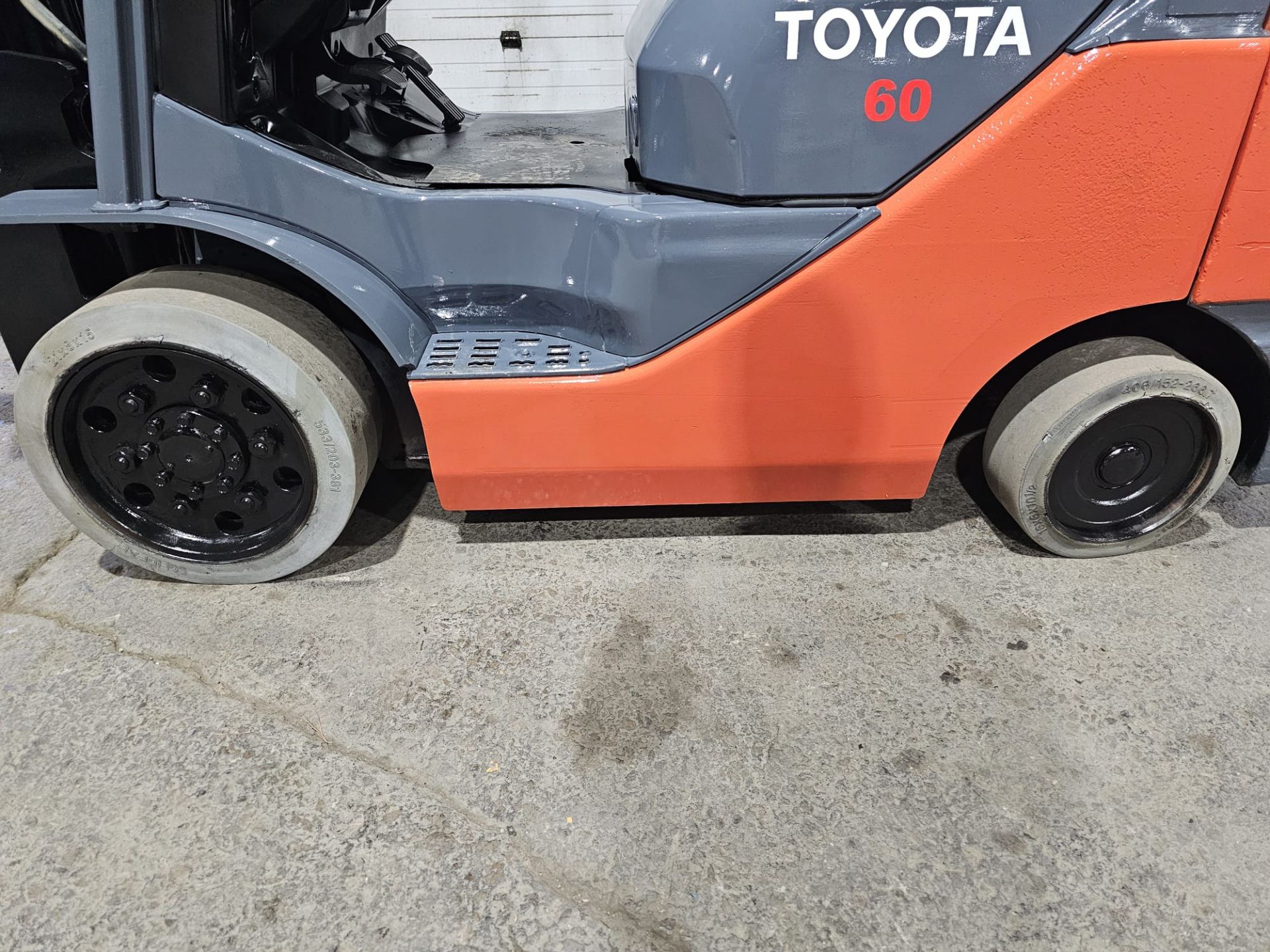 2017 TOYOTA 6,000lbs Capacity LPG (Propane) Forklift with sideshift with 3-STAGE MAST & Non - Image 4 of 8