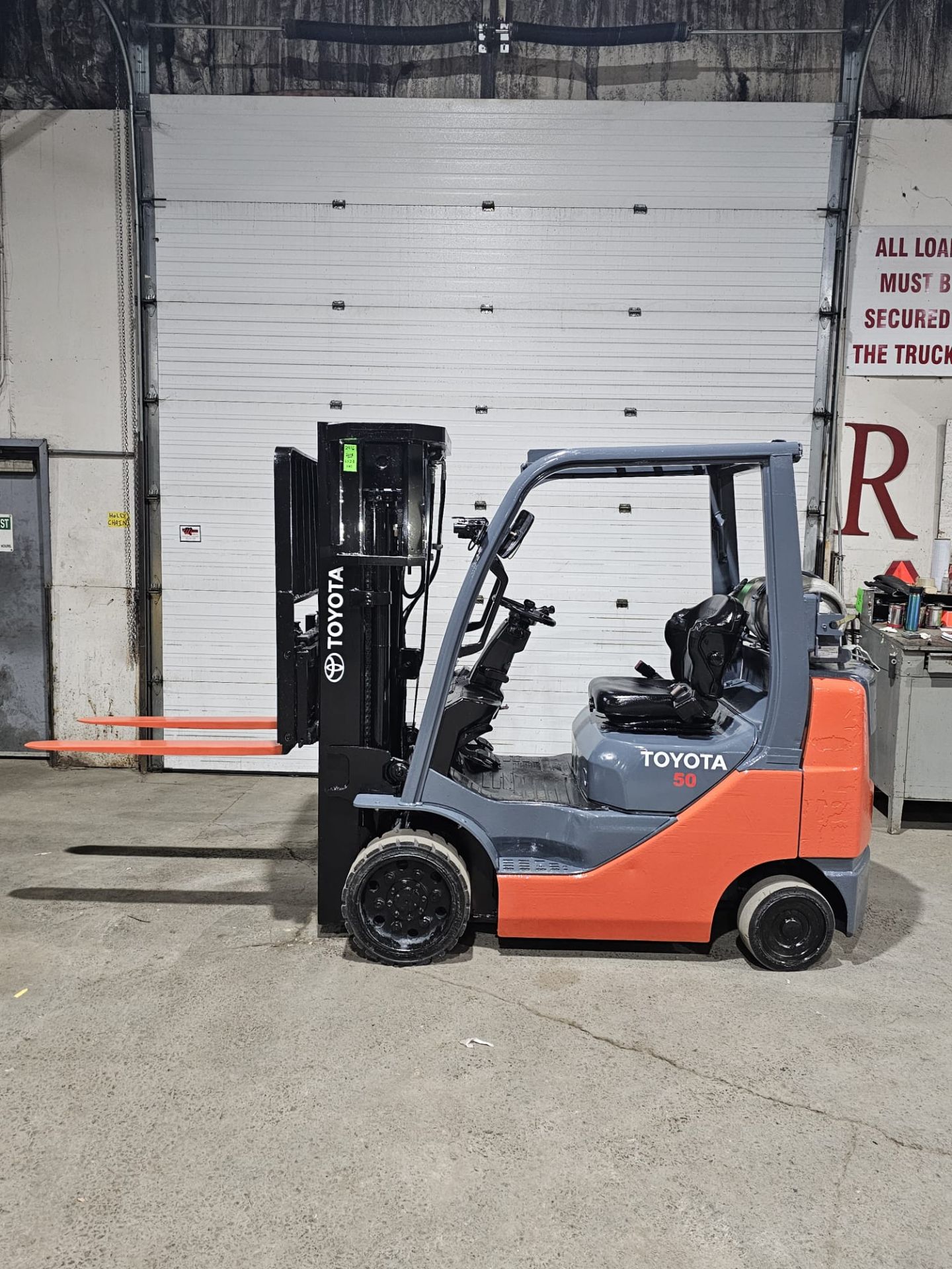 2018 TOYOTA 5,000lbs Capacity LPG (Propane) Forklift 4-STAGE with sideshift (no propane tank