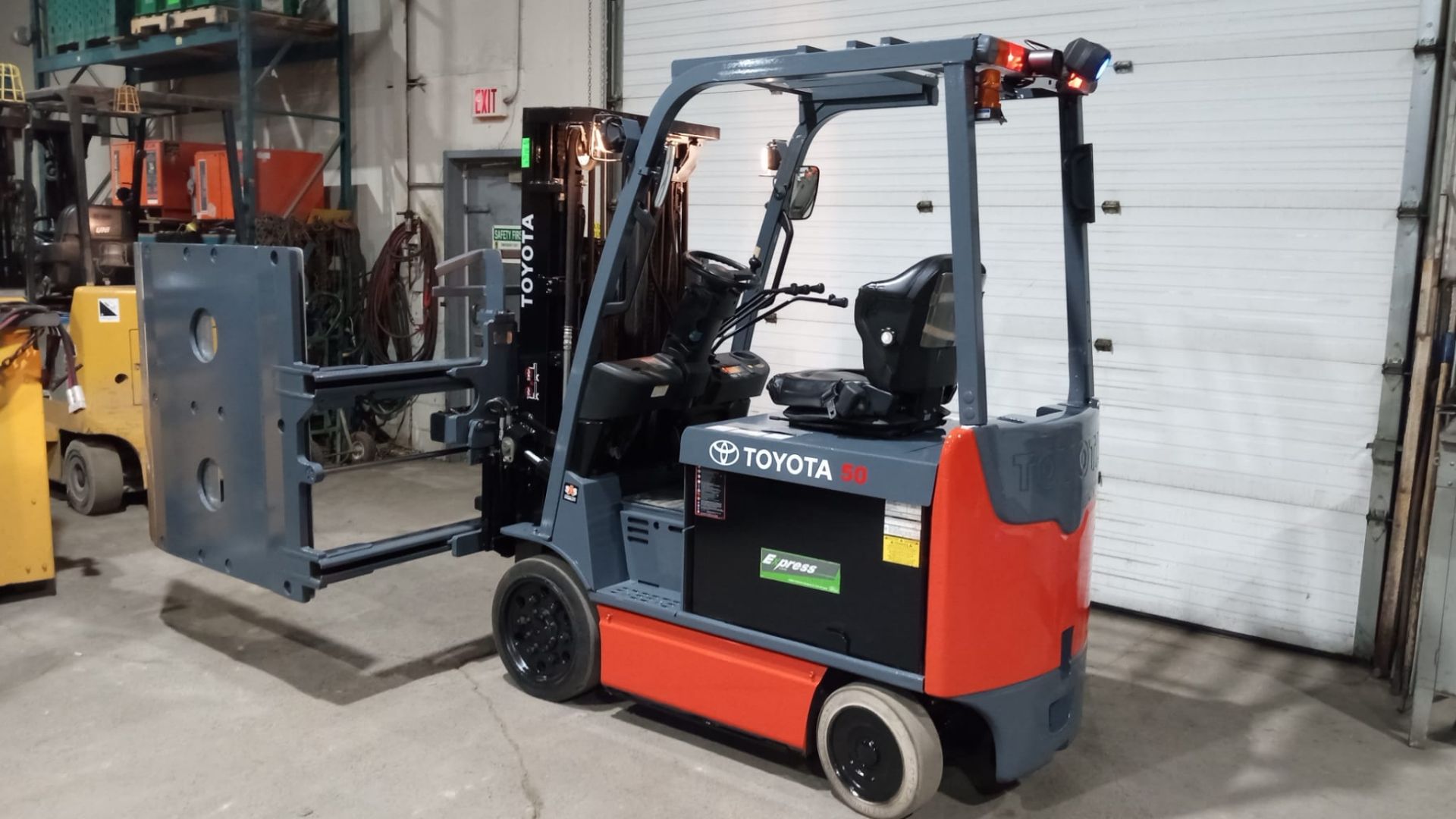 2016 Toyota 5,000lbs Capacity Electric Forklift 48V with LORON CLAMP & 3-STAGE MAST & Non Marking - Image 5 of 11