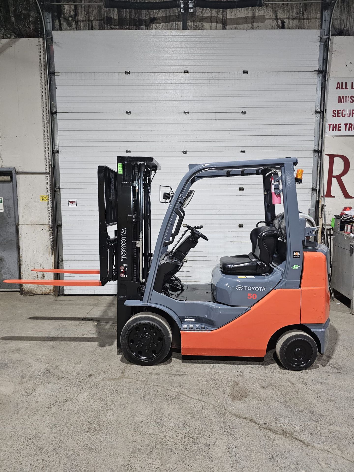 2016 TOYOTA 5,000lbs Capacity LPG (Propane) Forklift with sideshift with 3-STAGE MAST (no propane