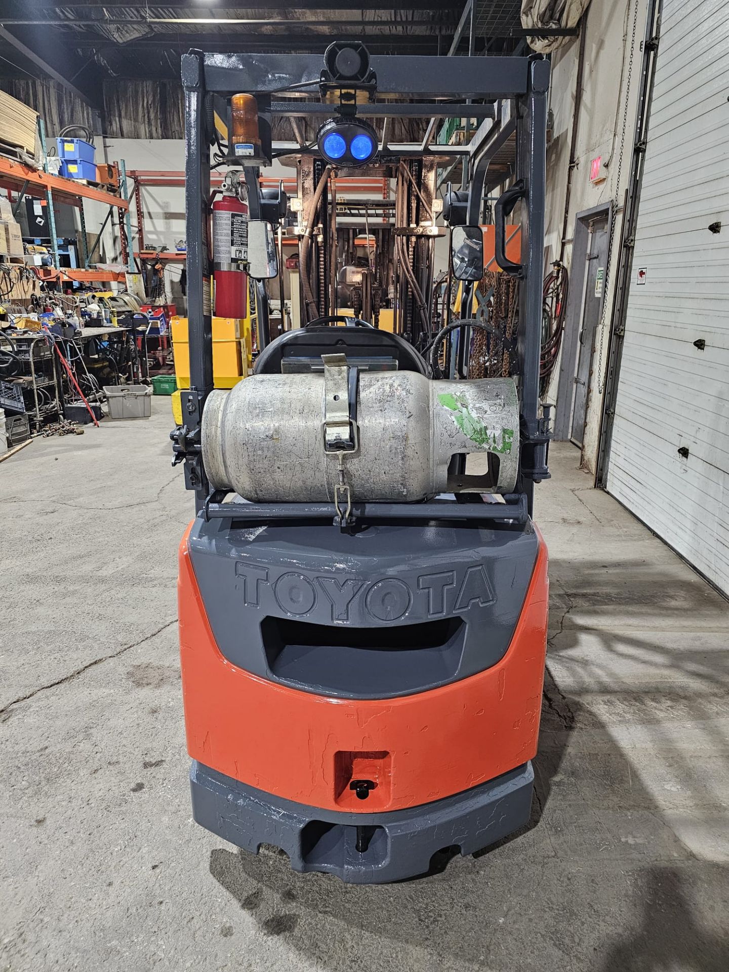 2016 TOYOTA 3,000lbs Capacity LPG (Propane) Forklift with sideshift and 3-STAGE MAST & Non marking - Image 5 of 7