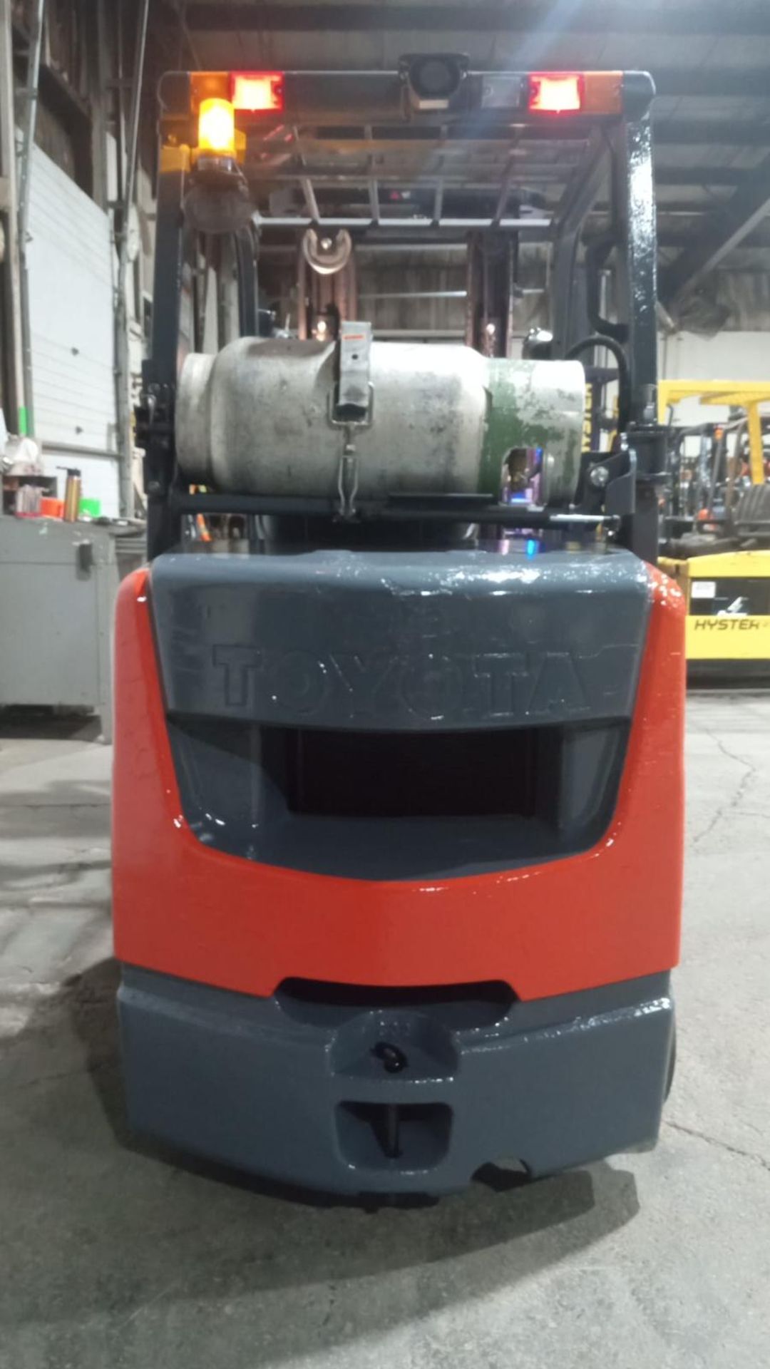 2018 TOYOTA 6,000lbs Capacity LPG (Propane) Forklift indoor with sideshift and 3-STAGE MAST - Image 2 of 3