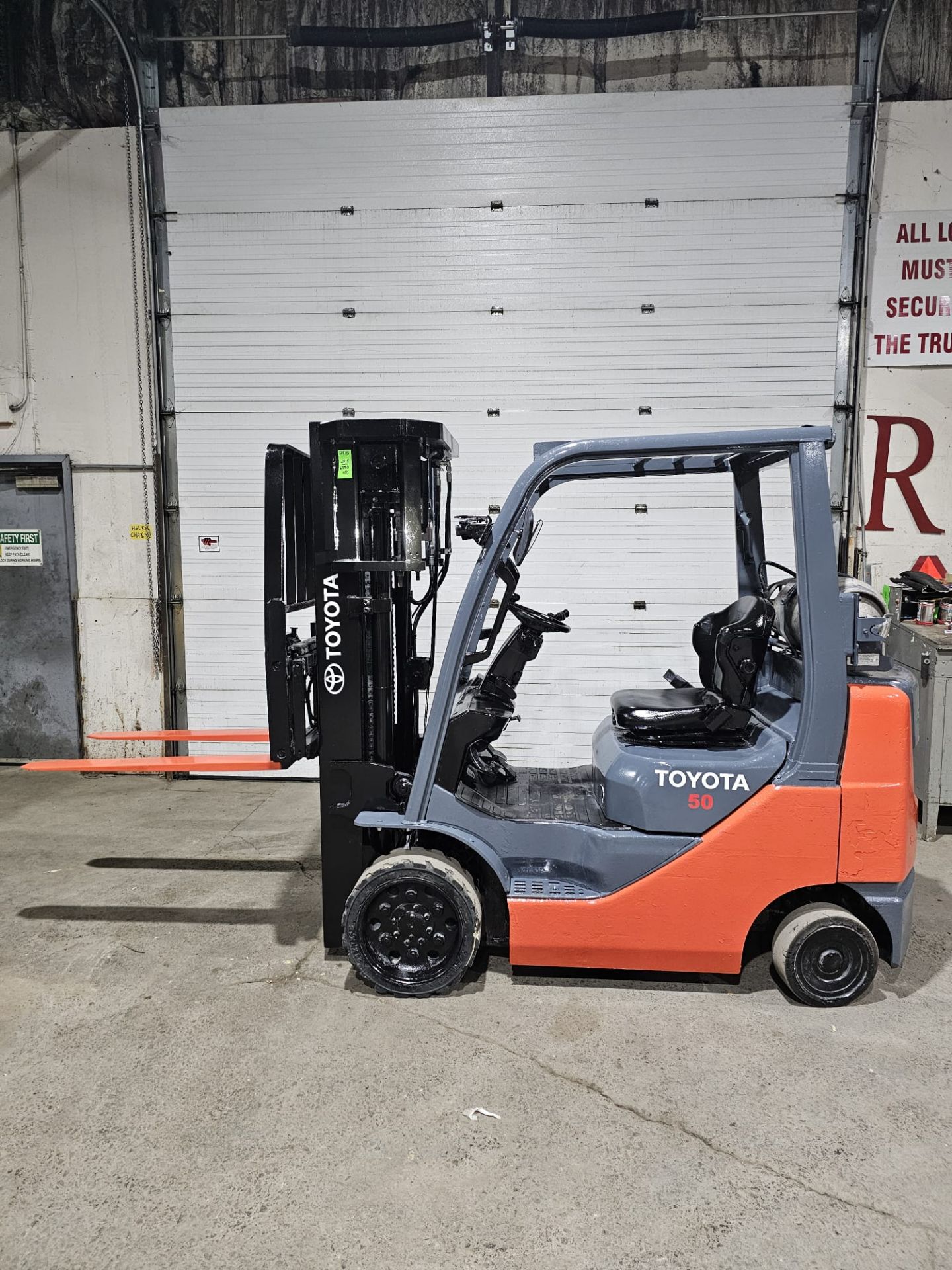 2018 TOYOTA 5,000lbs Capacity LPG (Propane) Forklift 4-STAGE with sideshift (no propane tank