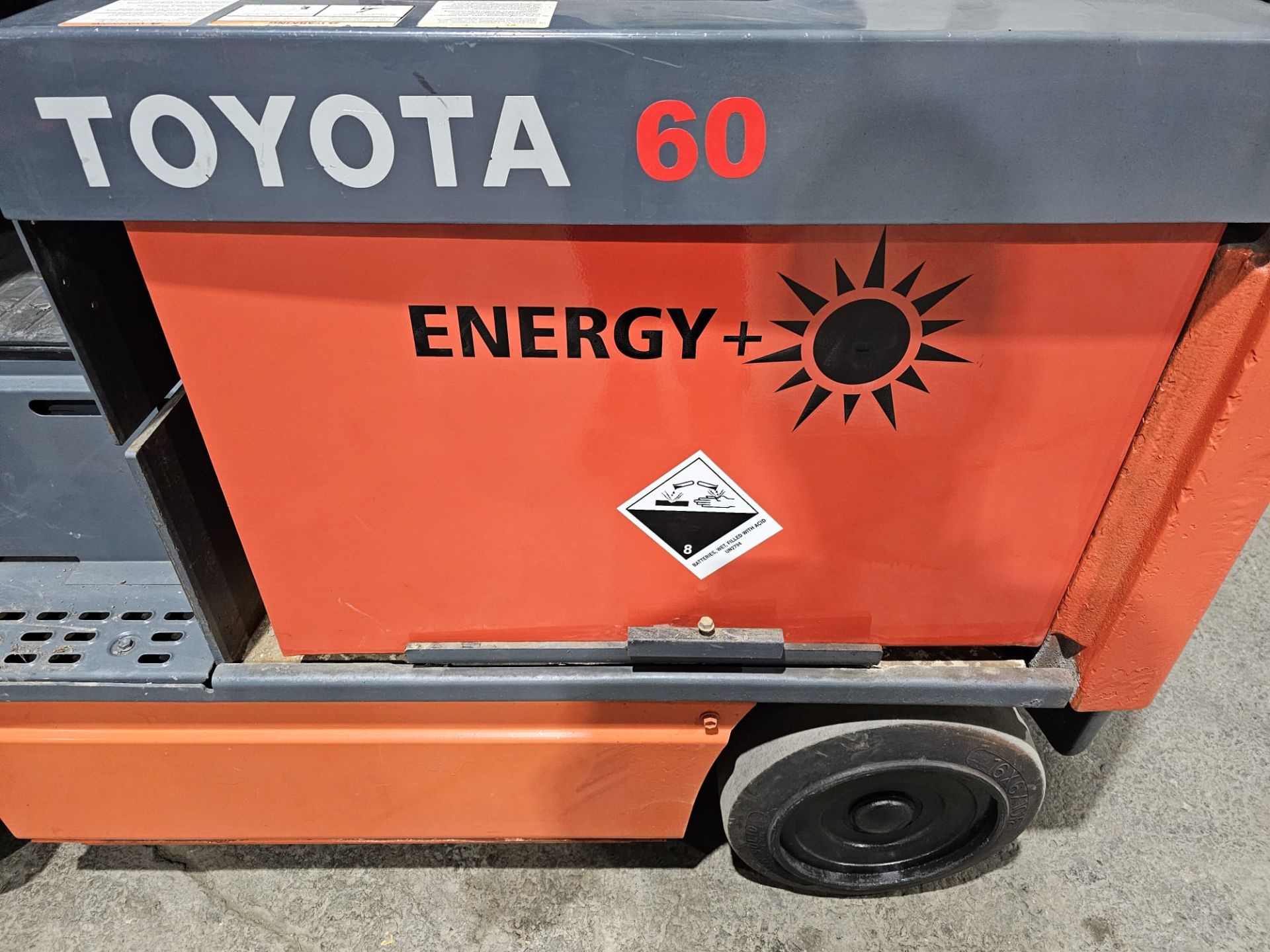 2017 Toyota 6000lbs Capacity Forklift Brand NEW Battery 48V 3-STAGE MAST with NEW sideshift & NEW - Image 4 of 6