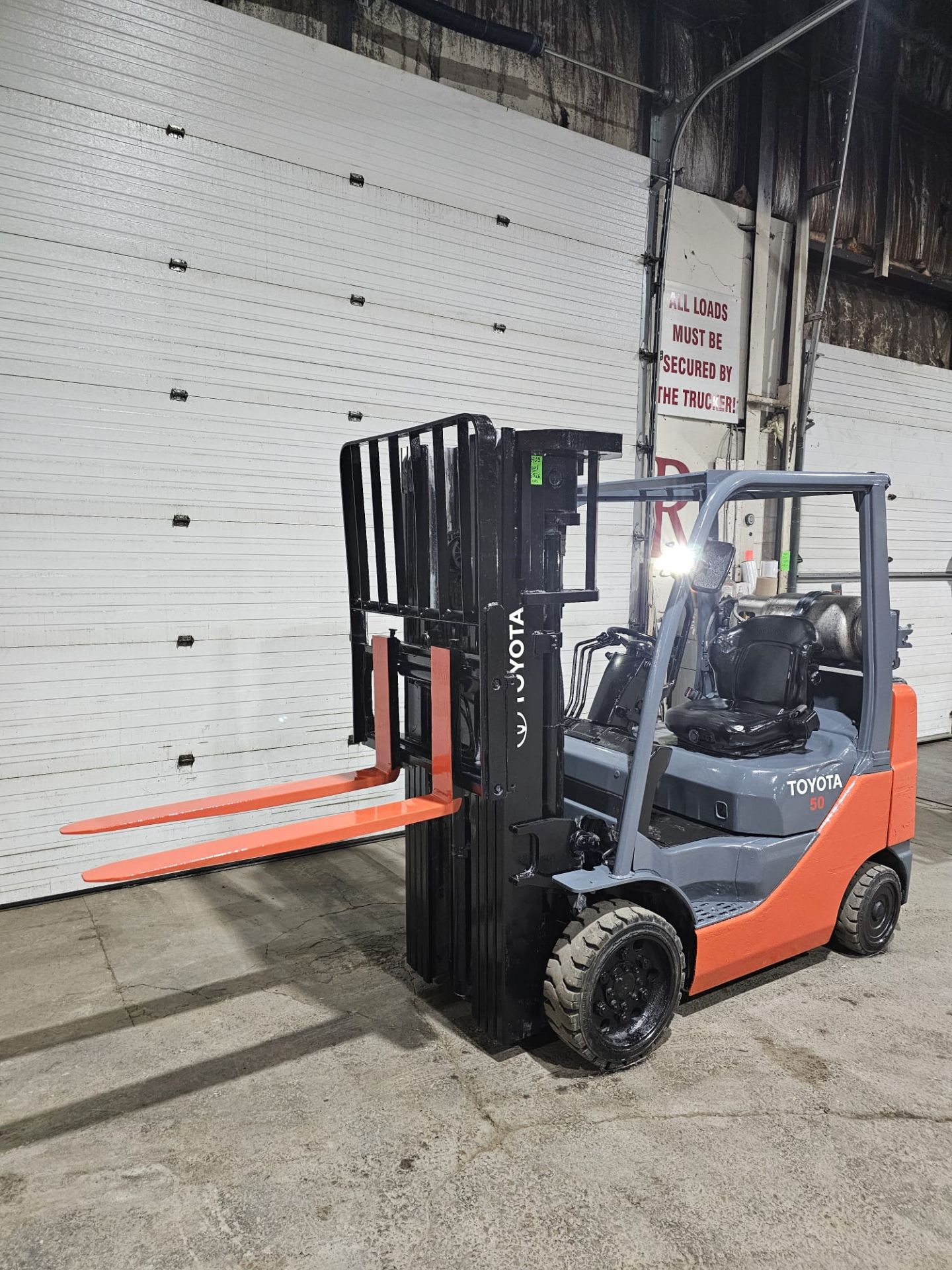 2018 TOYOTA 5,000lbs Capacity LPG (Propane) Forklift 4-STAGE with sideshift - Image 6 of 7