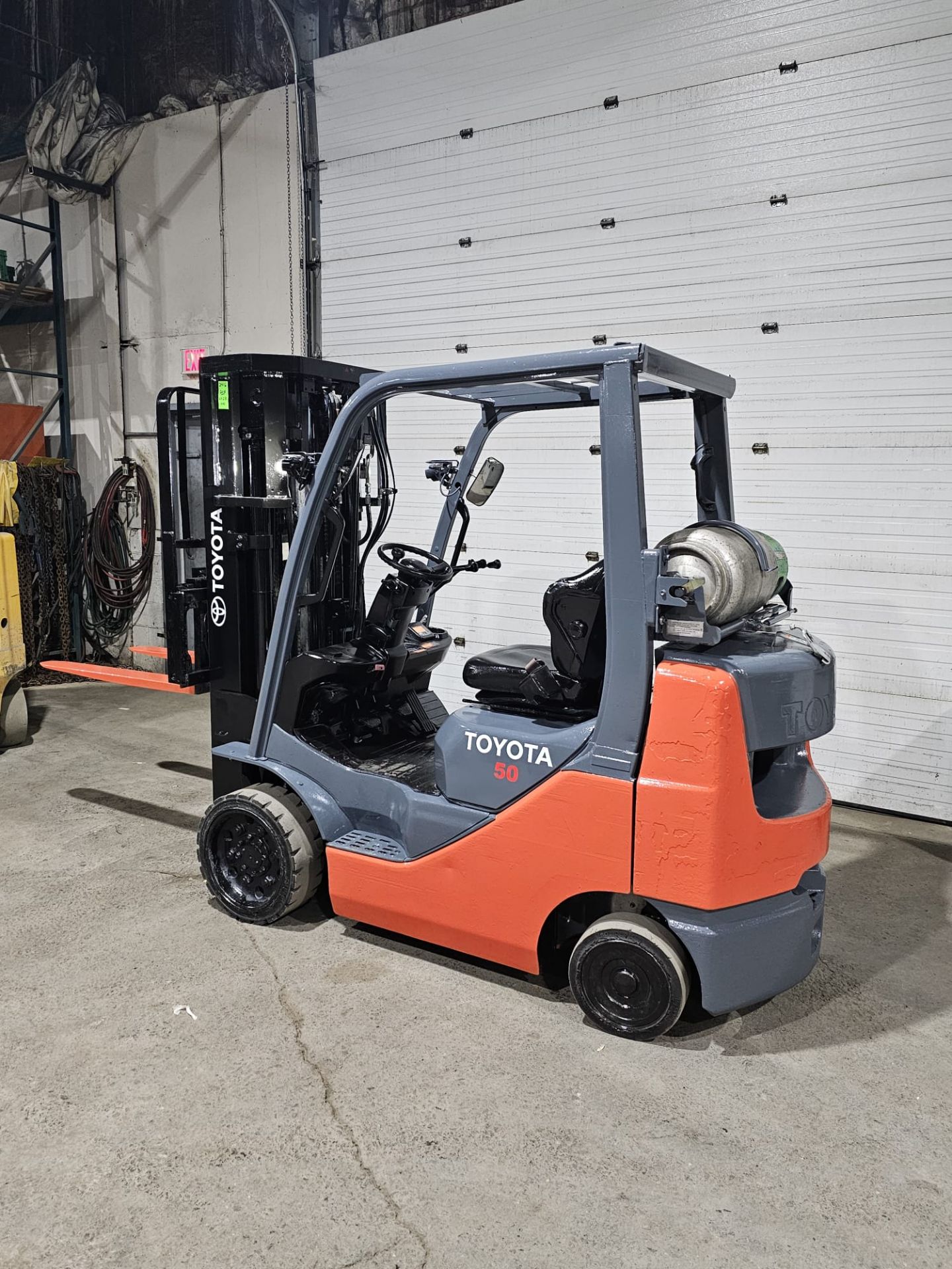 2018 TOYOTA 5,000lbs Capacity LPG (Propane) Forklift 4-STAGE with sideshift (no propane tank - Image 3 of 5