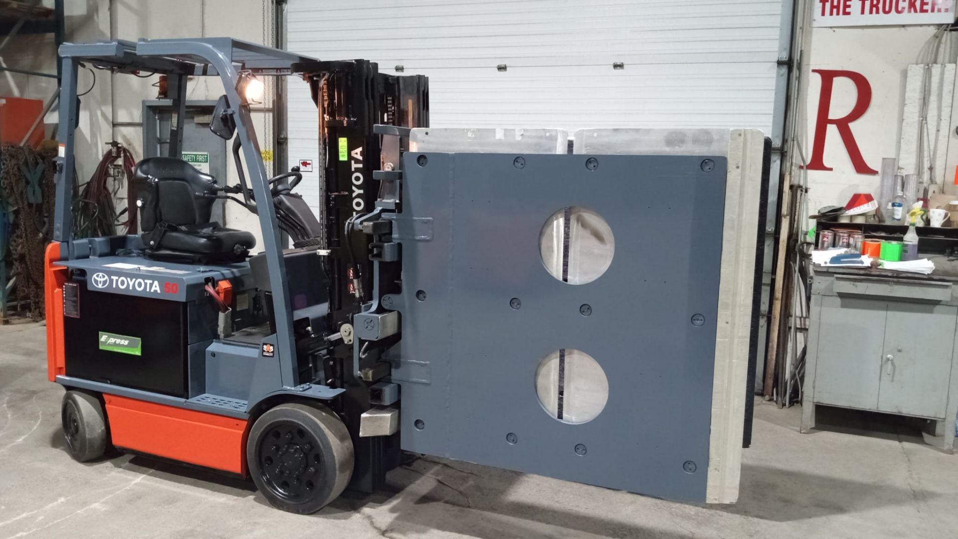 2016 Toyota 5,000lbs Capacity Electric Forklift 48V with sideshift & 3-STAGE MAST & Clamping - Image 2 of 5