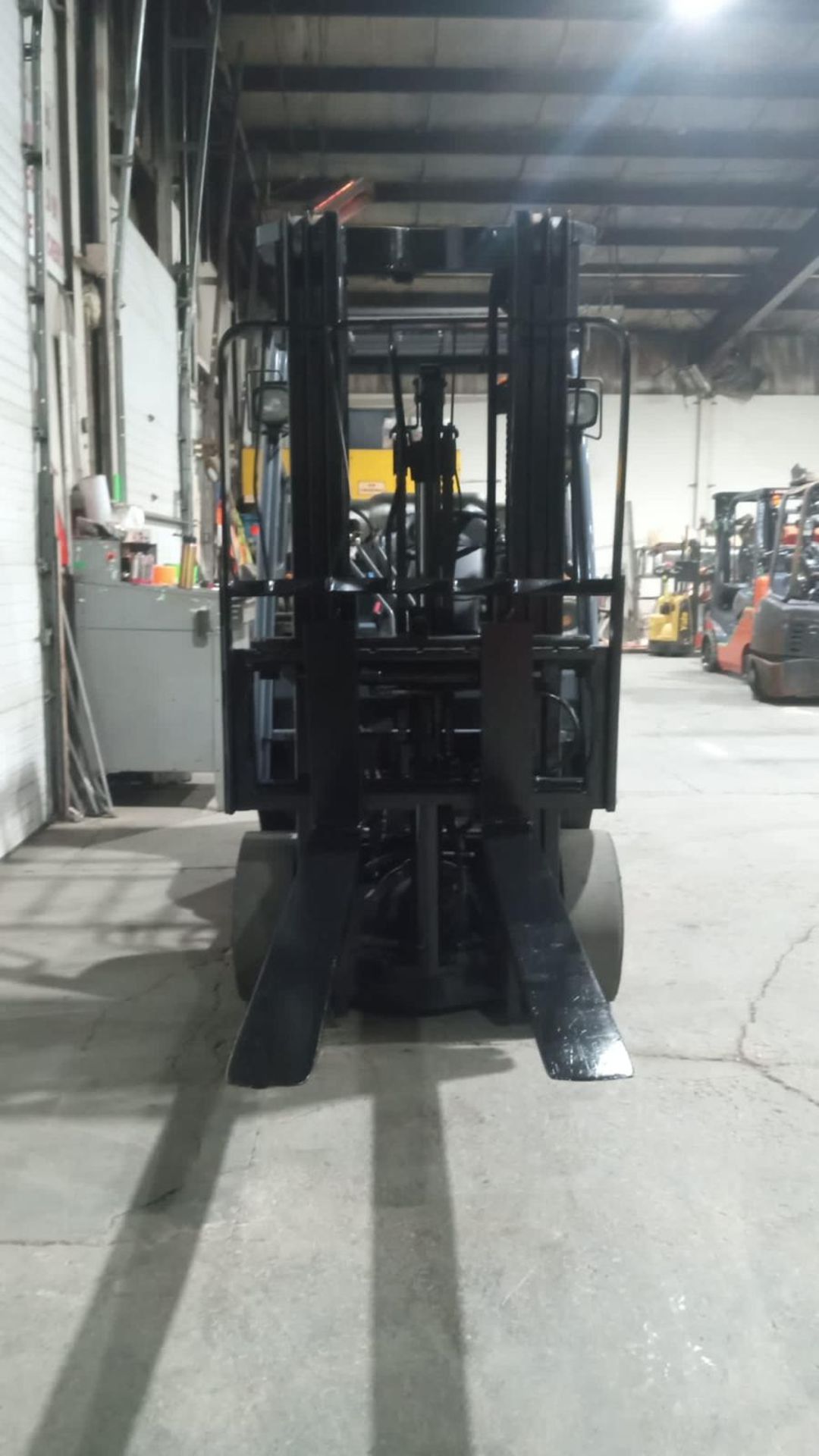 2018 TOYOTA 5,000lbs Capacity LPG (Propane) Forklift indoor with sideshift and 3-STAGE MAST - Image 4 of 4