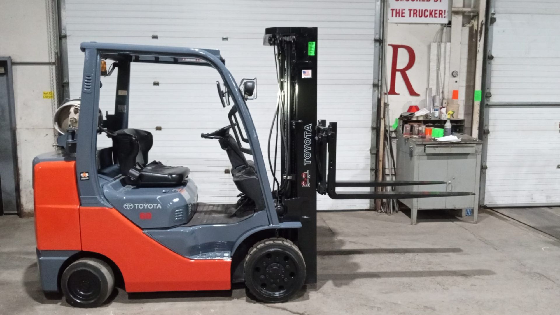 2013 TOYOTA 6,000lbs Capacity LPG (Propane) Forklift with sideshift with 3-STAGE MAST & tires with