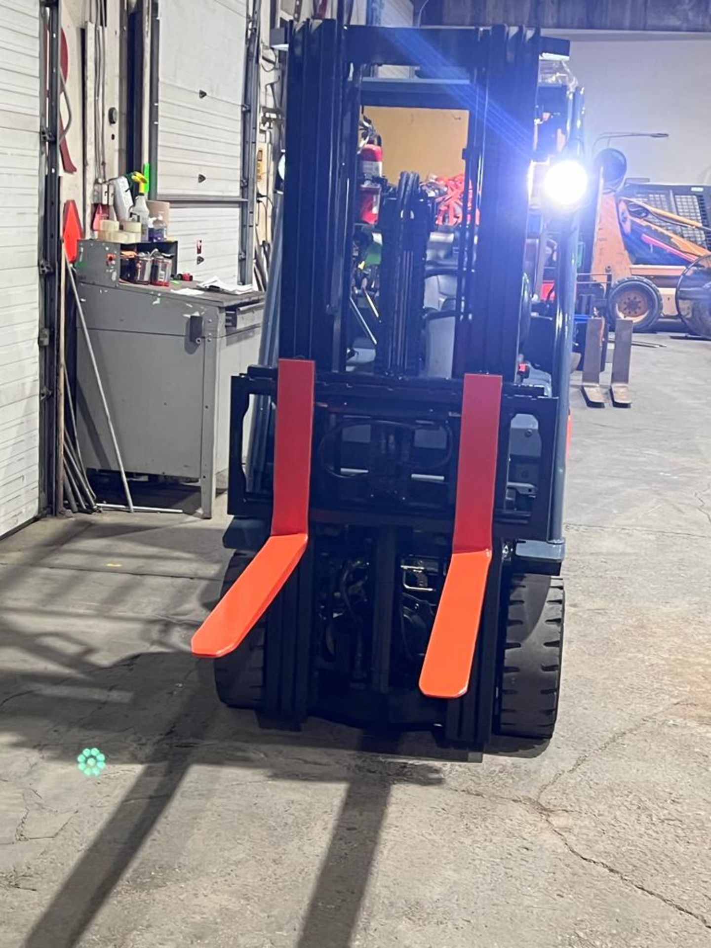 2007 Toyota 5,000lbs Capacity LPG (Propane) Forklift with sideshift and 3-STAGE MAST (no propane - Image 4 of 4