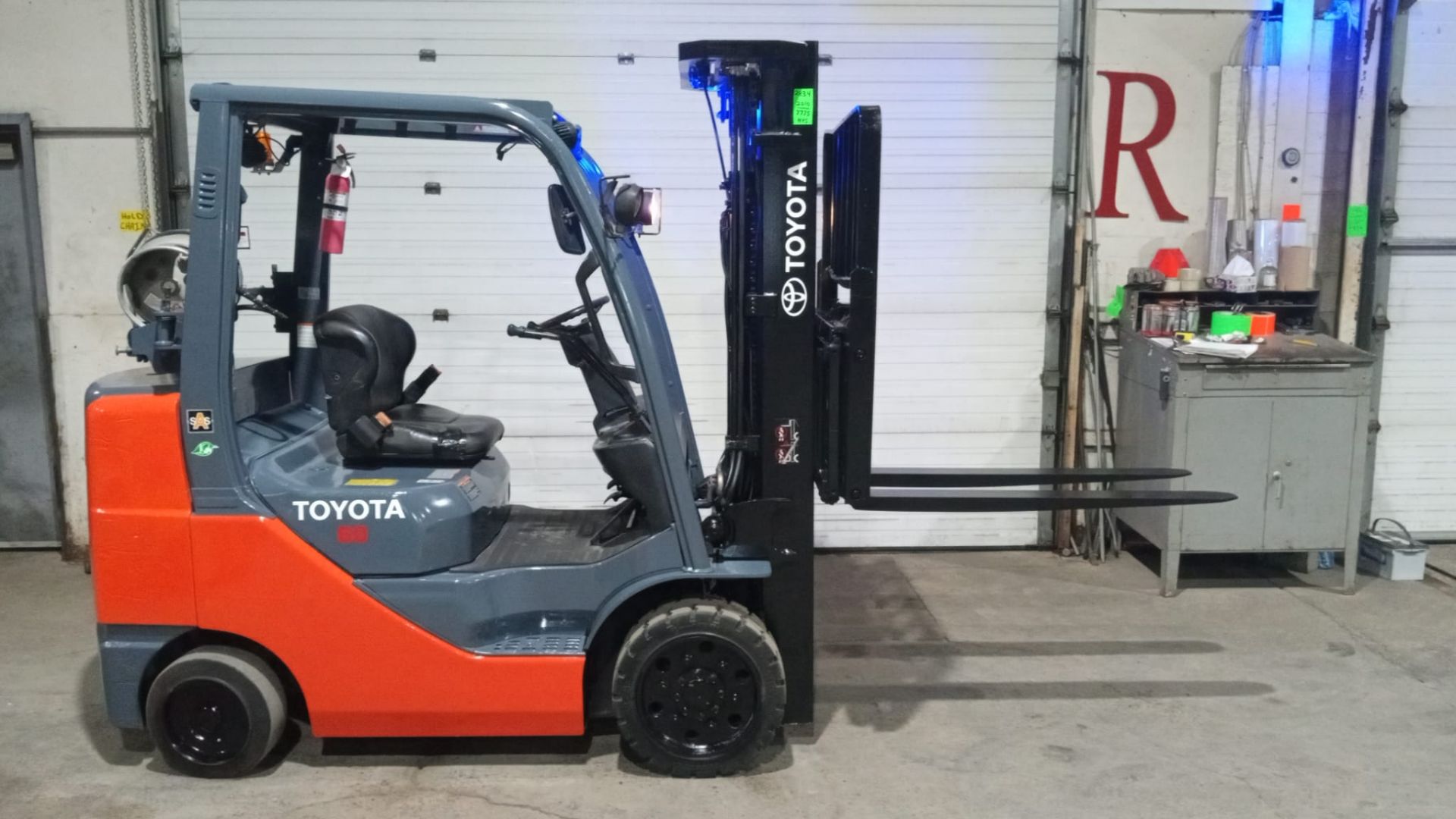 2010 TOYOTA 6,000lbs Capacity LPG (Propane) Forklift with sideshift LOW HOURS