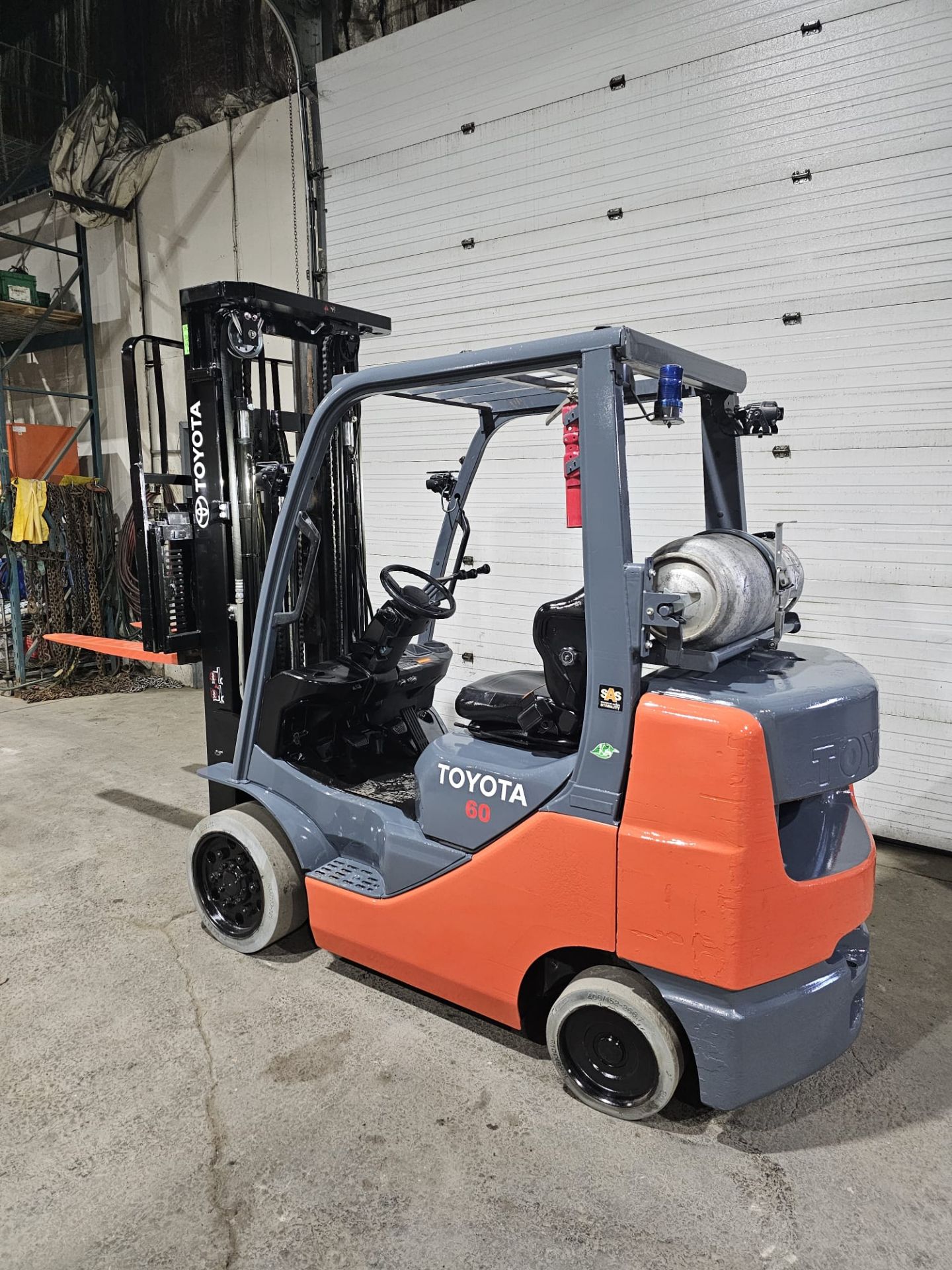 2017 TOYOTA 6,000lbs Capacity LPG (Propane) Forklift with sideshift with 3-STAGE MAST & Non - Image 2 of 8