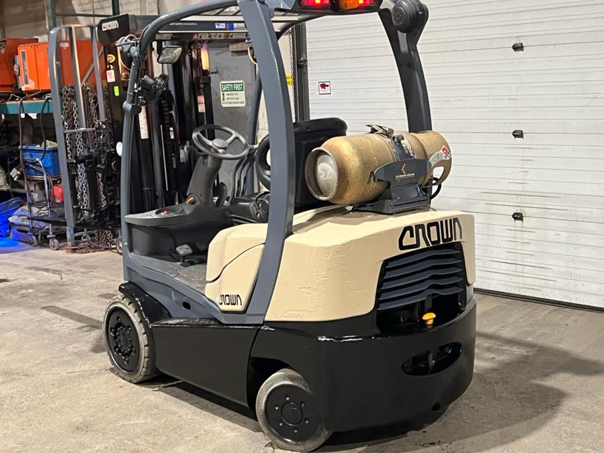 2016 Crown 5,000lbs Forklift LPG (propane) with Sideshift and 3-stage Mast with Low Hours (no - Image 4 of 5