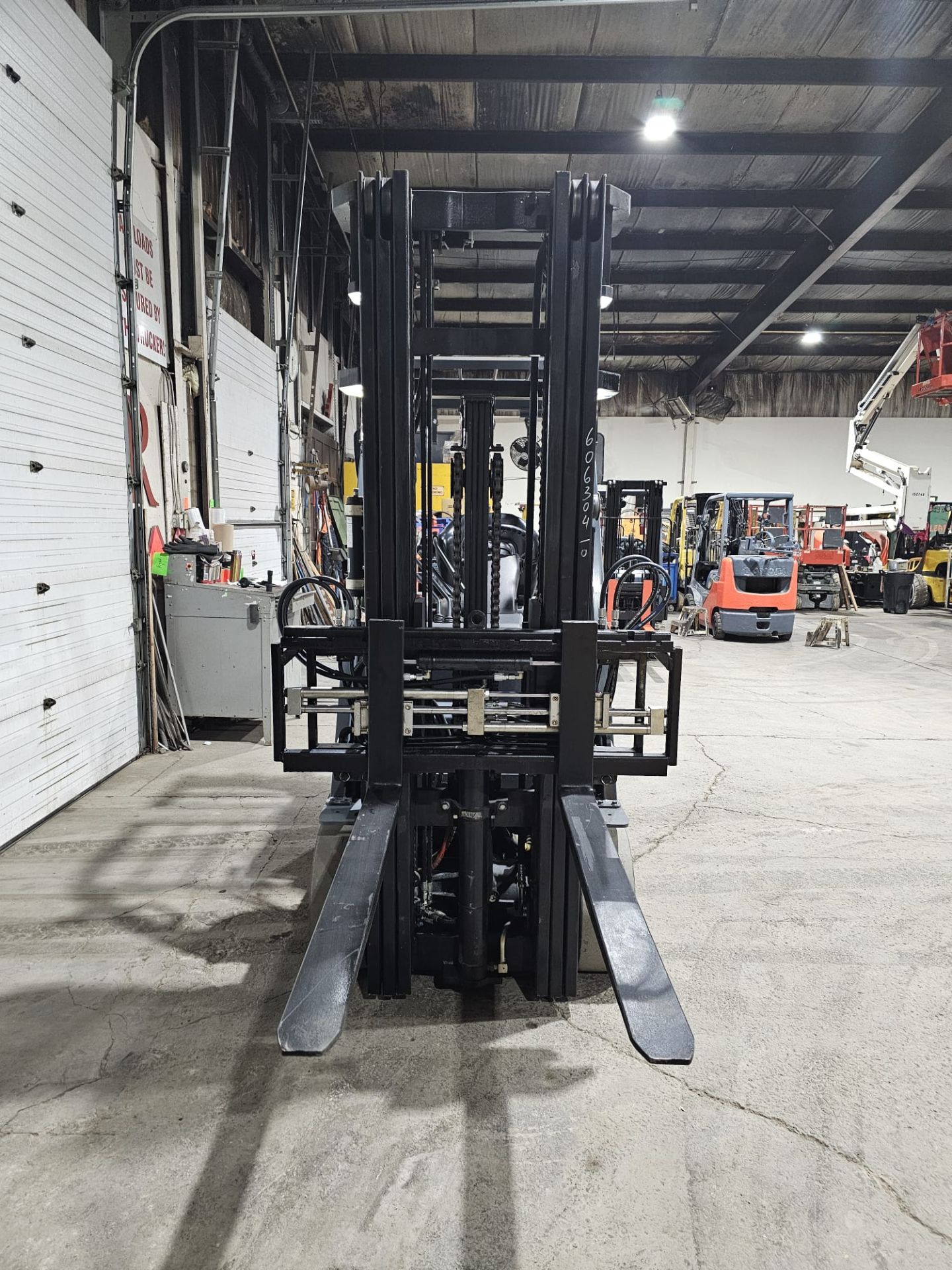 2017 Toyota 6000lbs Capacity Forklift Brand NEW Battery 48V 3-STAGE MAST with NEW sideshift & NEW - Image 6 of 6