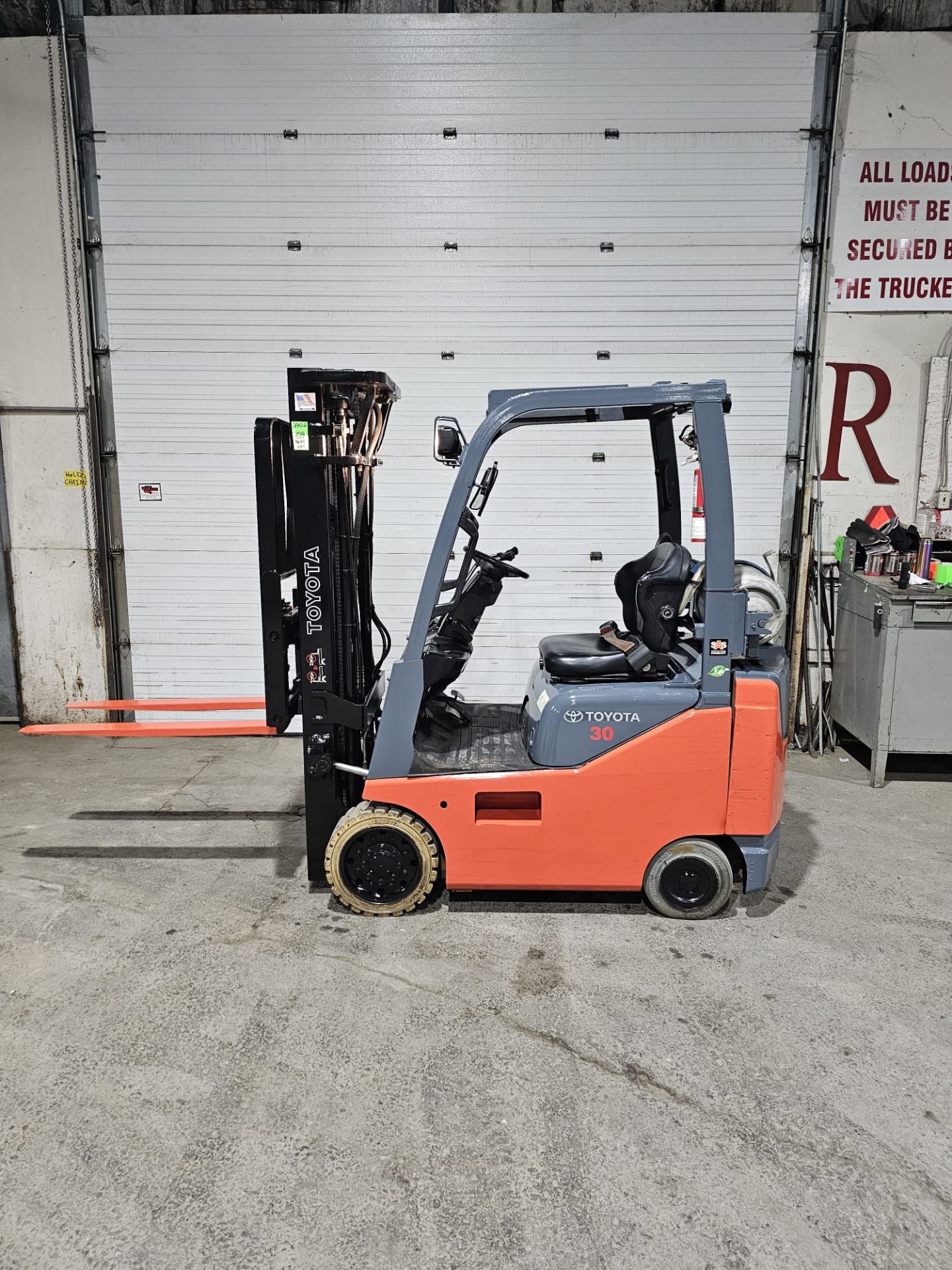 2016 TOYOTA 3,000lbs Capacity LPG (Propane) Forklift with sideshift and 3-STAGE MAST & Non marking