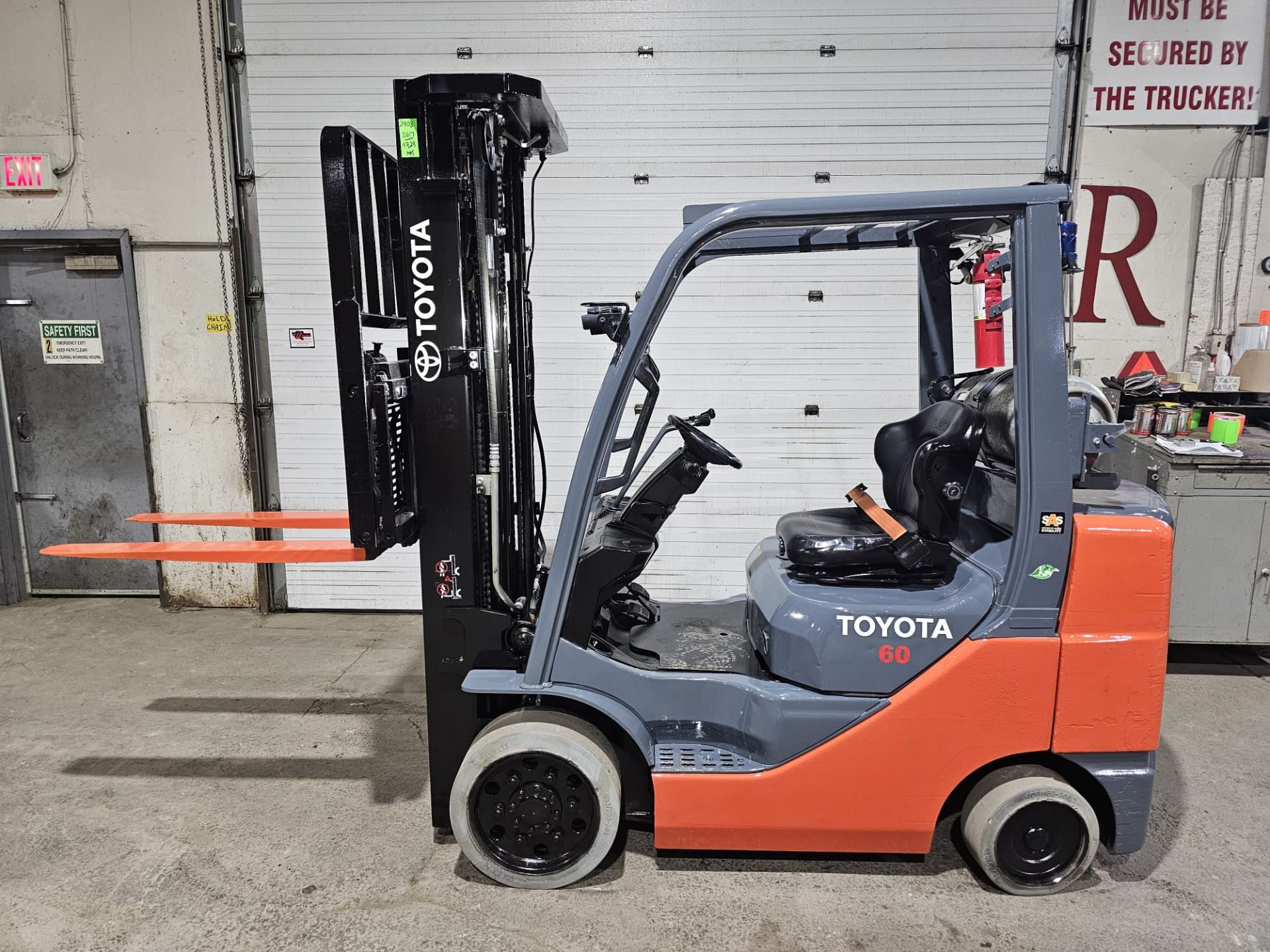 2017 TOYOTA 6,000lbs Capacity LPG (Propane) Forklift with sideshift with 3-STAGE MAST & Non