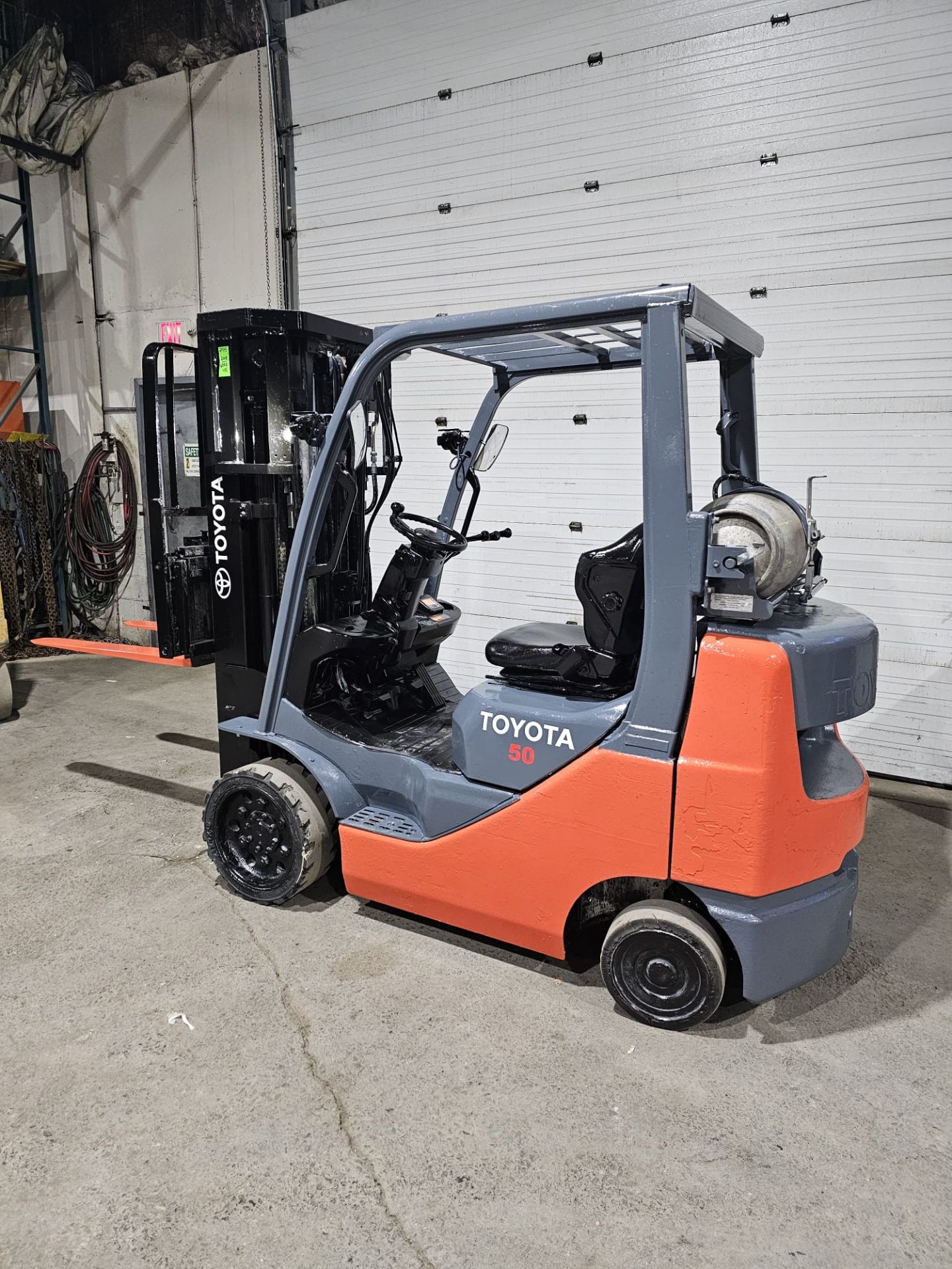 2018 TOYOTA 5,000lbs Capacity LPG (Propane) Forklift 4-STAGE with sideshift (no propane tank - Image 2 of 5