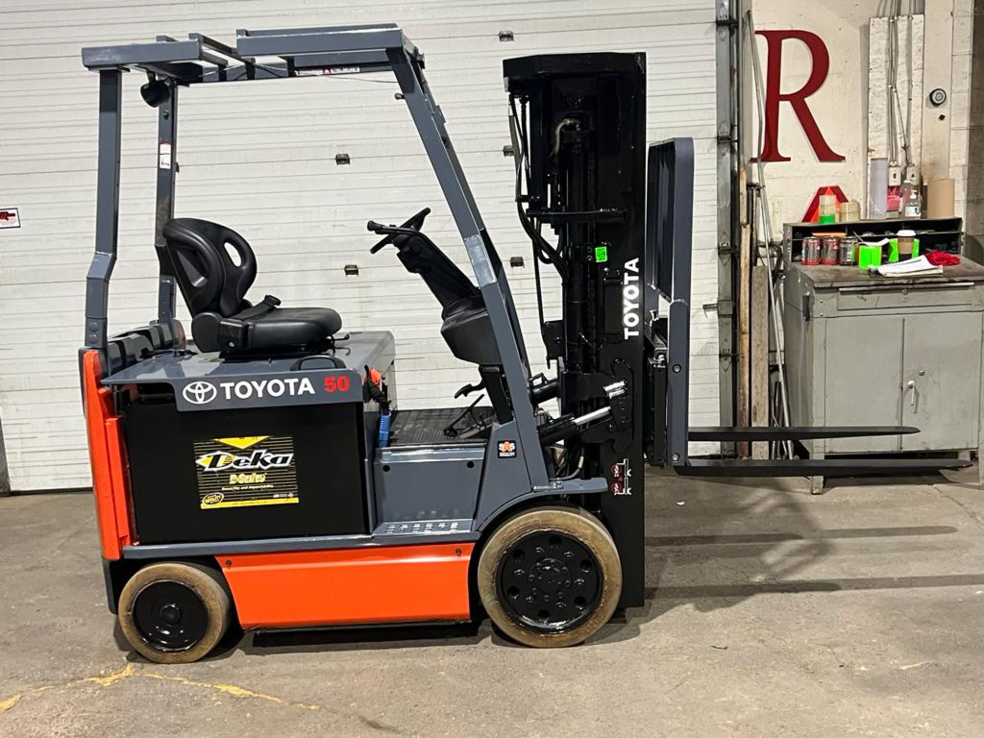 2018 Toyota 5,000lbs Capacity Forklift 4-STAGE MAST with sideshift with LOW HOURS Electric 48V