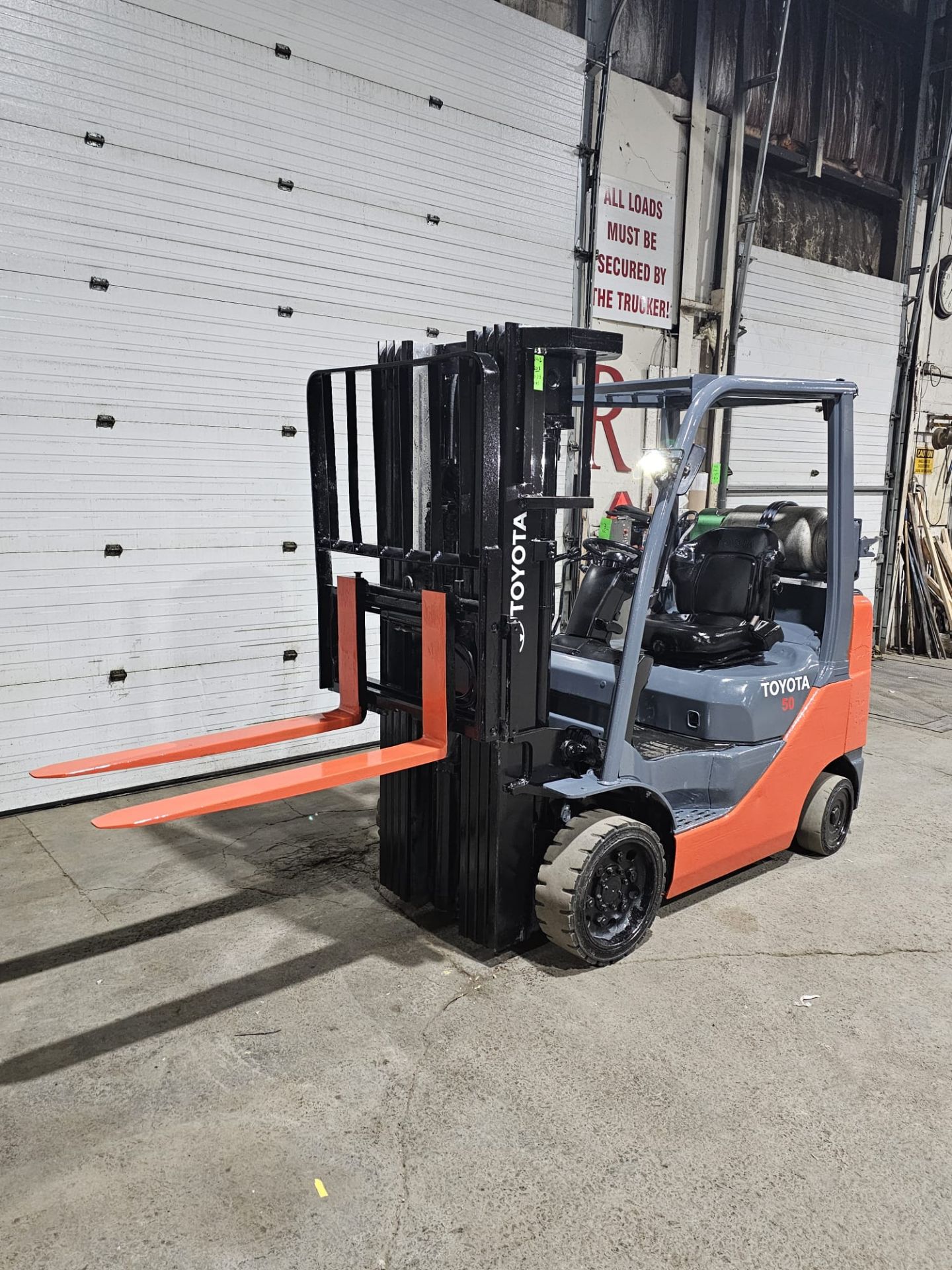 2018 TOYOTA 5,000lbs Capacity LPG (Propane) Forklift 4-STAGE with sideshift (no propane tank - Image 2 of 5