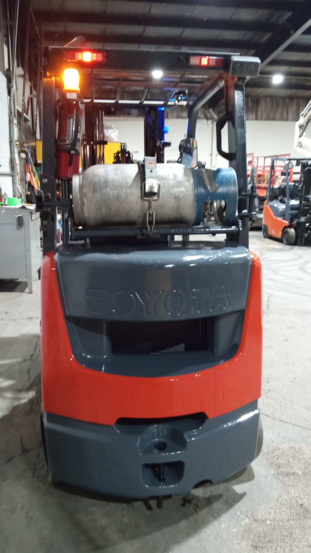 2007 TOYOTA 5,000lbs Capacity LPG (Propane) Forklift with sideshift and 3-STAGE MAST & Non Marking - Image 5 of 5