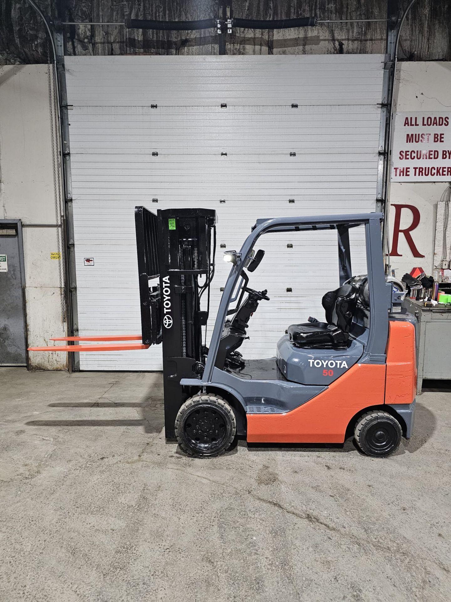 2018 TOYOTA 5,000lbs Capacity LPG (Propane) Forklift 4-STAGE with sideshift