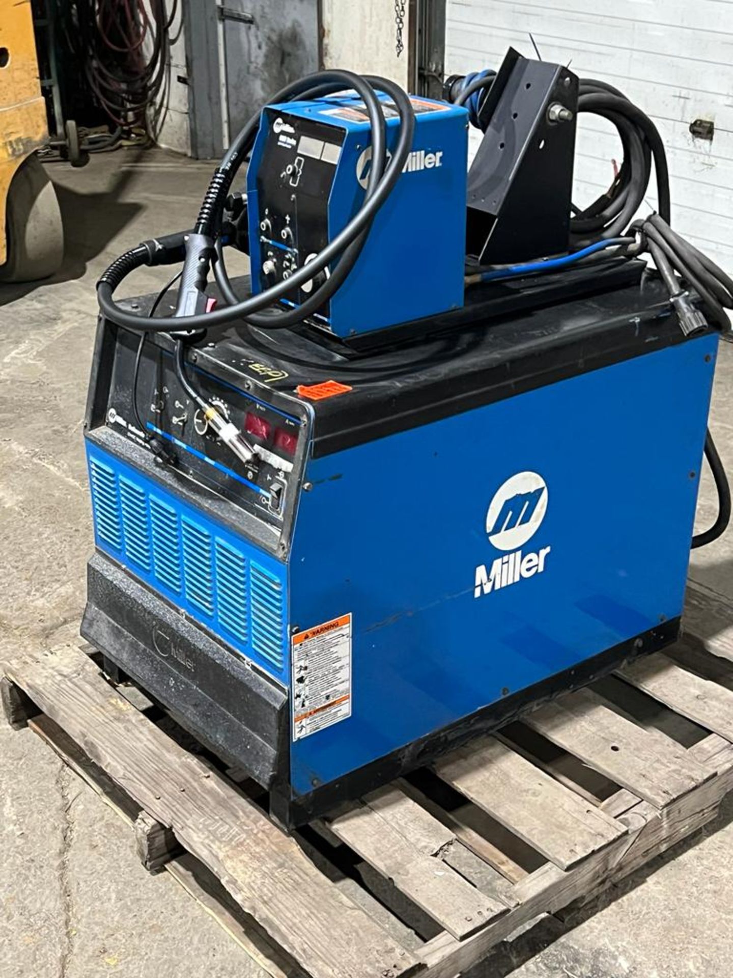 Miller Deltaweld 452 Mig Welder 450 Amp Mig with 60 Series 4-Wheel Wire Feeder with Mig Gun and - Image 3 of 3