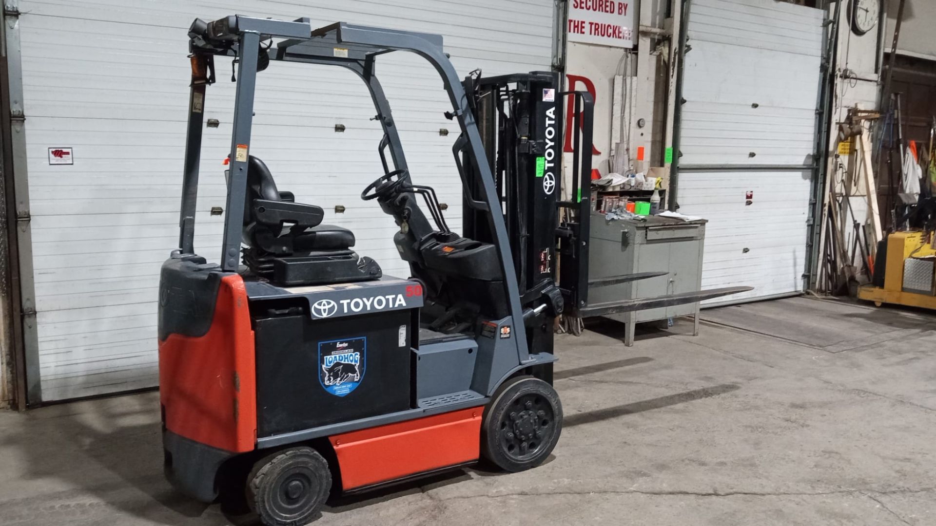 ***2017 TOYOTA 5,000lbs Capacity Electric Forklift 36V with sideshift and 60" forks - FREE CUSTOMS - Image 2 of 6