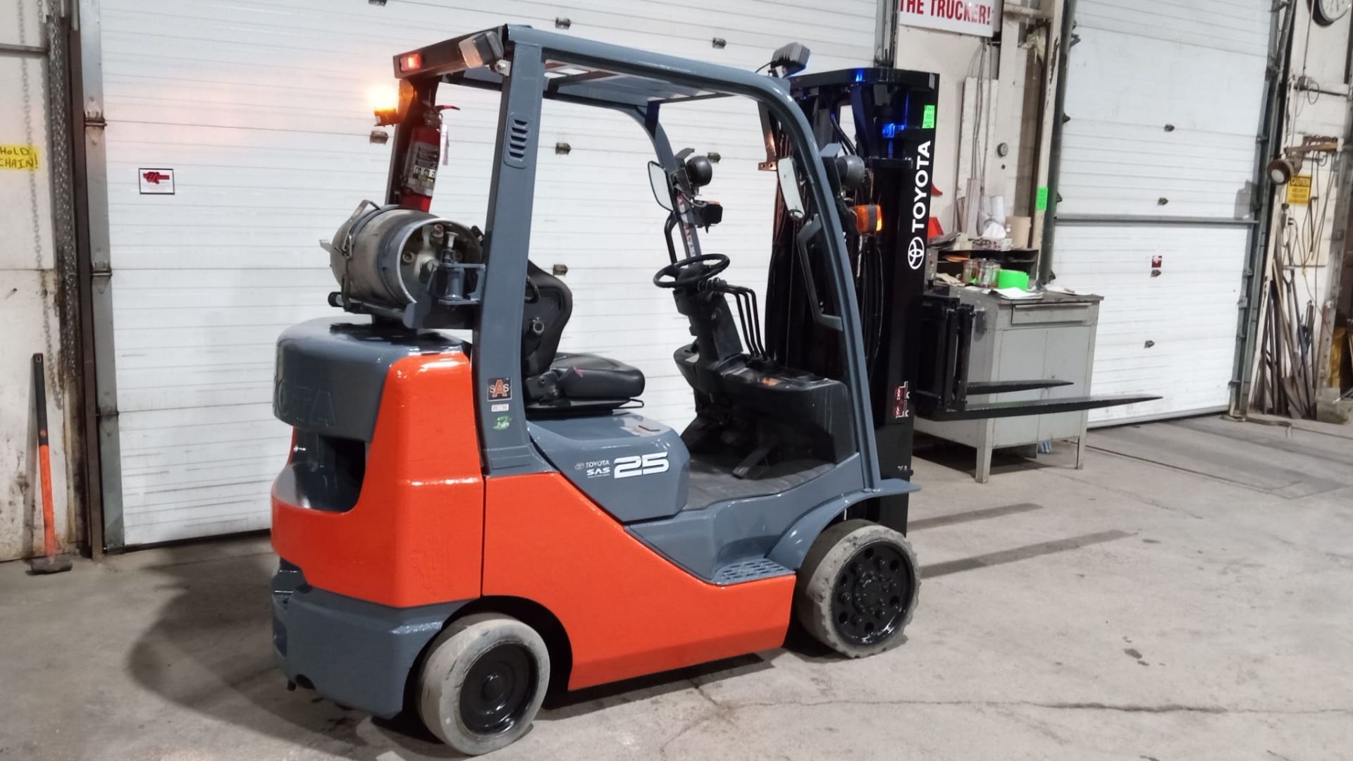 2007 TOYOTA 5,000lbs Capacity LPG (Propane) Forklift with sideshift and 3-STAGE MAST & Non Marking - Image 4 of 5