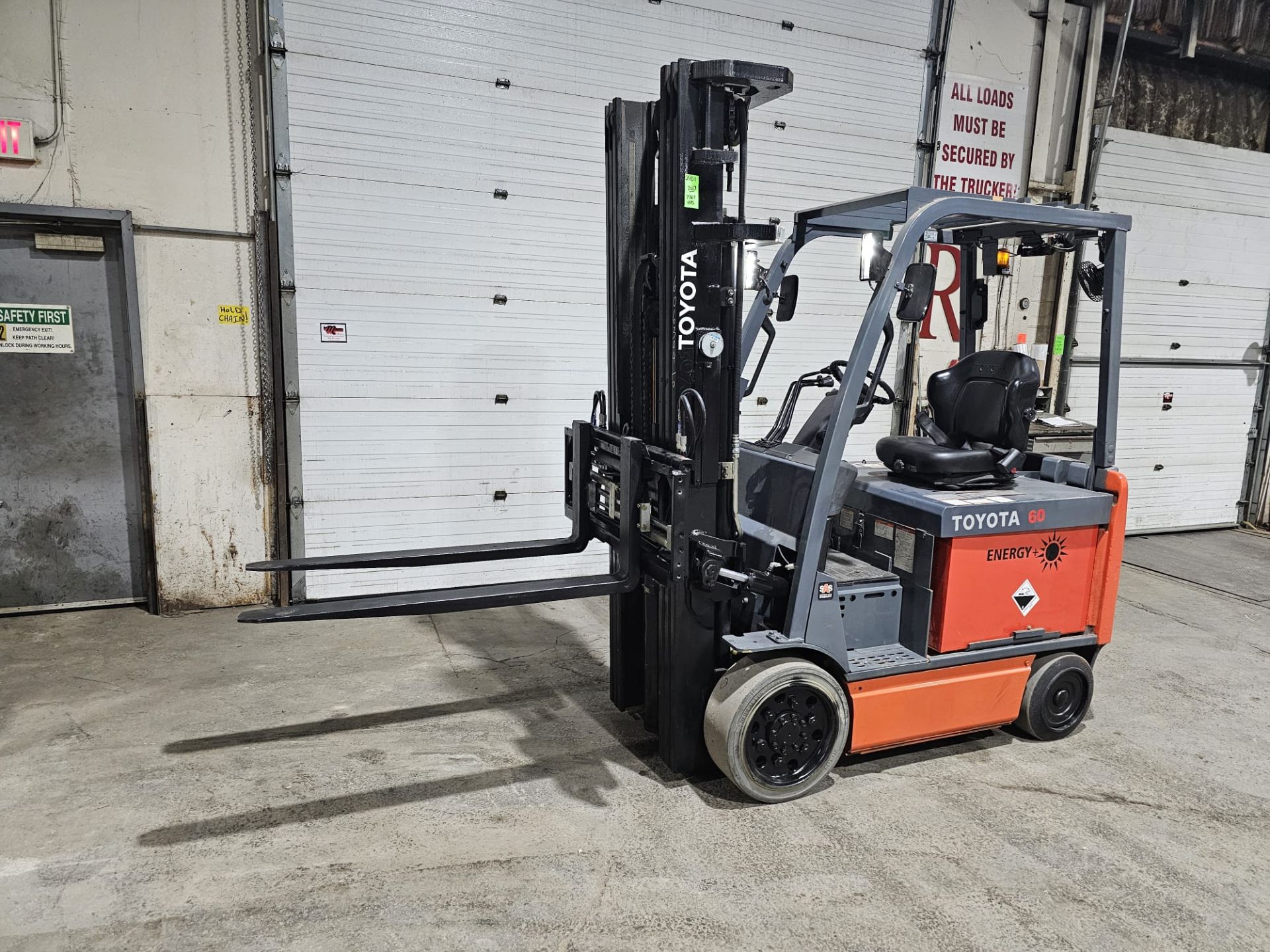 2017 Toyota 6000lbs Capacity Forklift Brand NEW Battery 48V 3-STAGE MAST with NEW sideshift & NEW - Image 2 of 6
