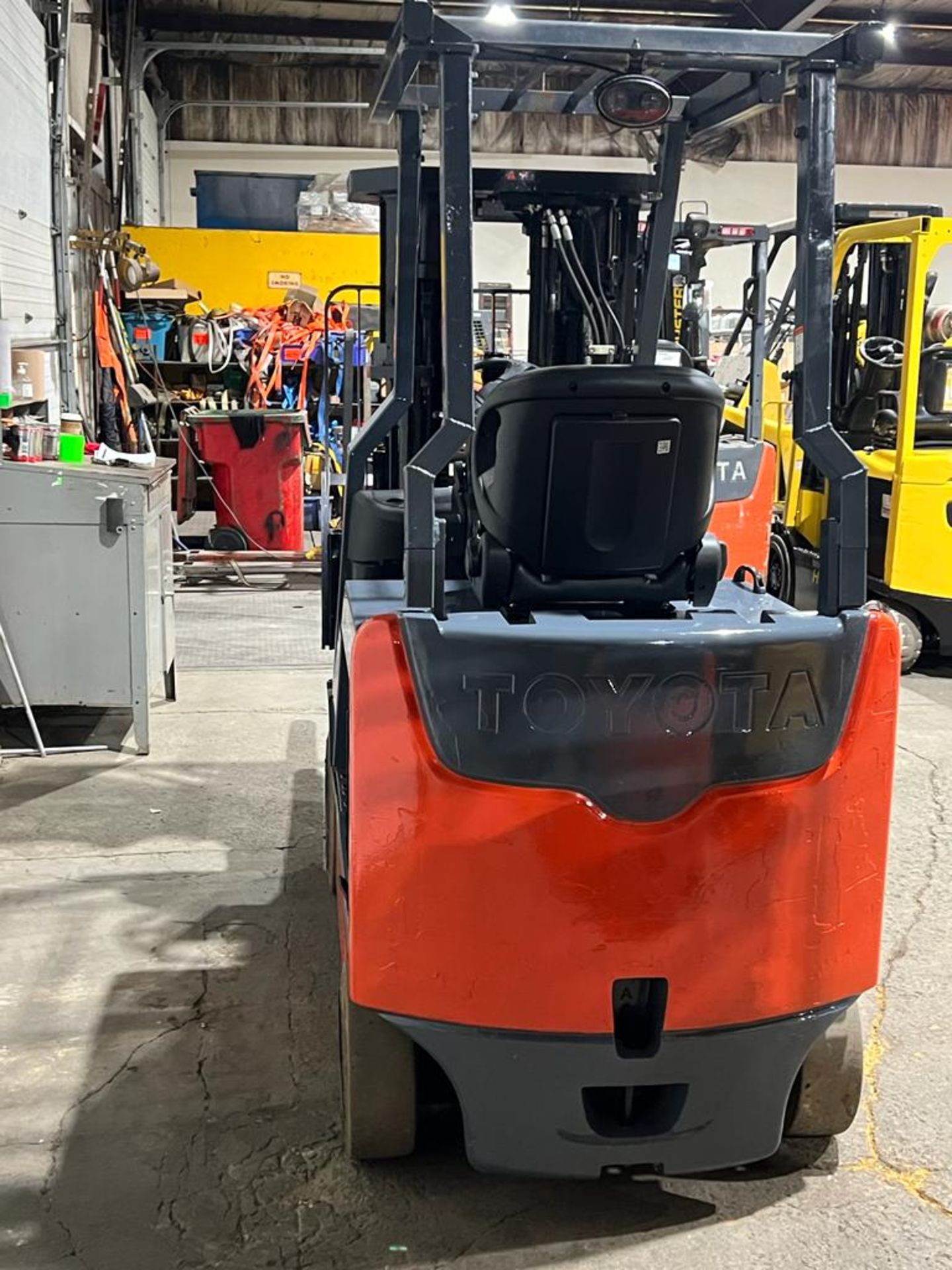 2018 Toyota 5,000lbs Capacity Forklift 4-STAGE MAST with sideshift with LOW HOURS Electric 48V - Image 3 of 4