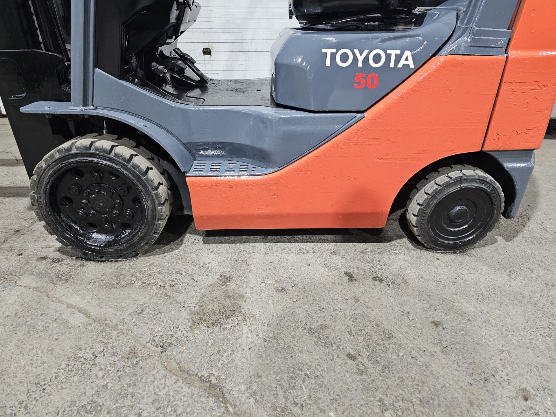 2018 TOYOTA 5,000lbs Capacity LPG (Propane) Forklift 4-STAGE with sideshift - Image 3 of 7