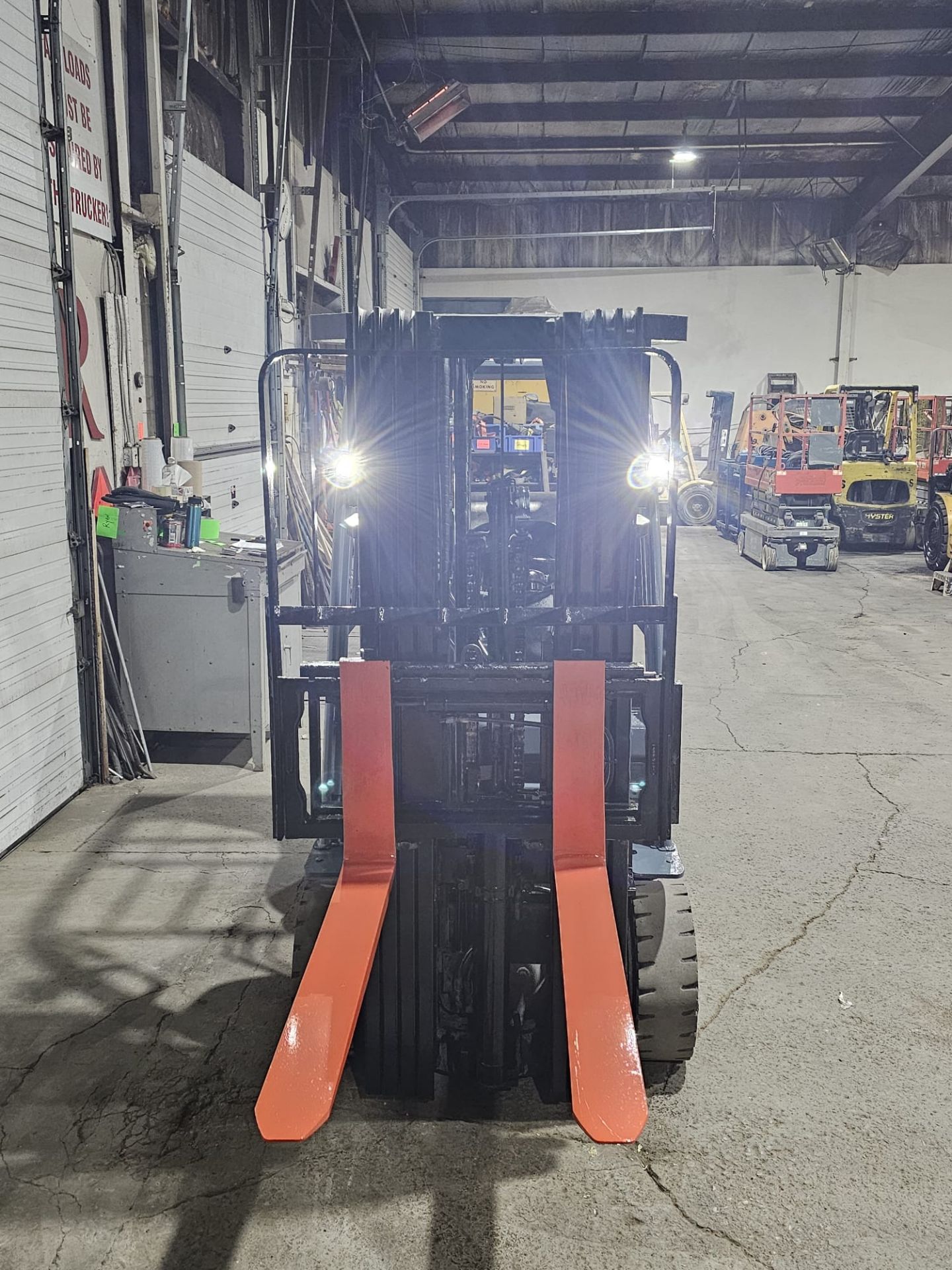 2018 TOYOTA 5,000lbs Capacity LPG (Propane) Forklift 4-STAGE with sideshift (no propane tank - Image 5 of 5