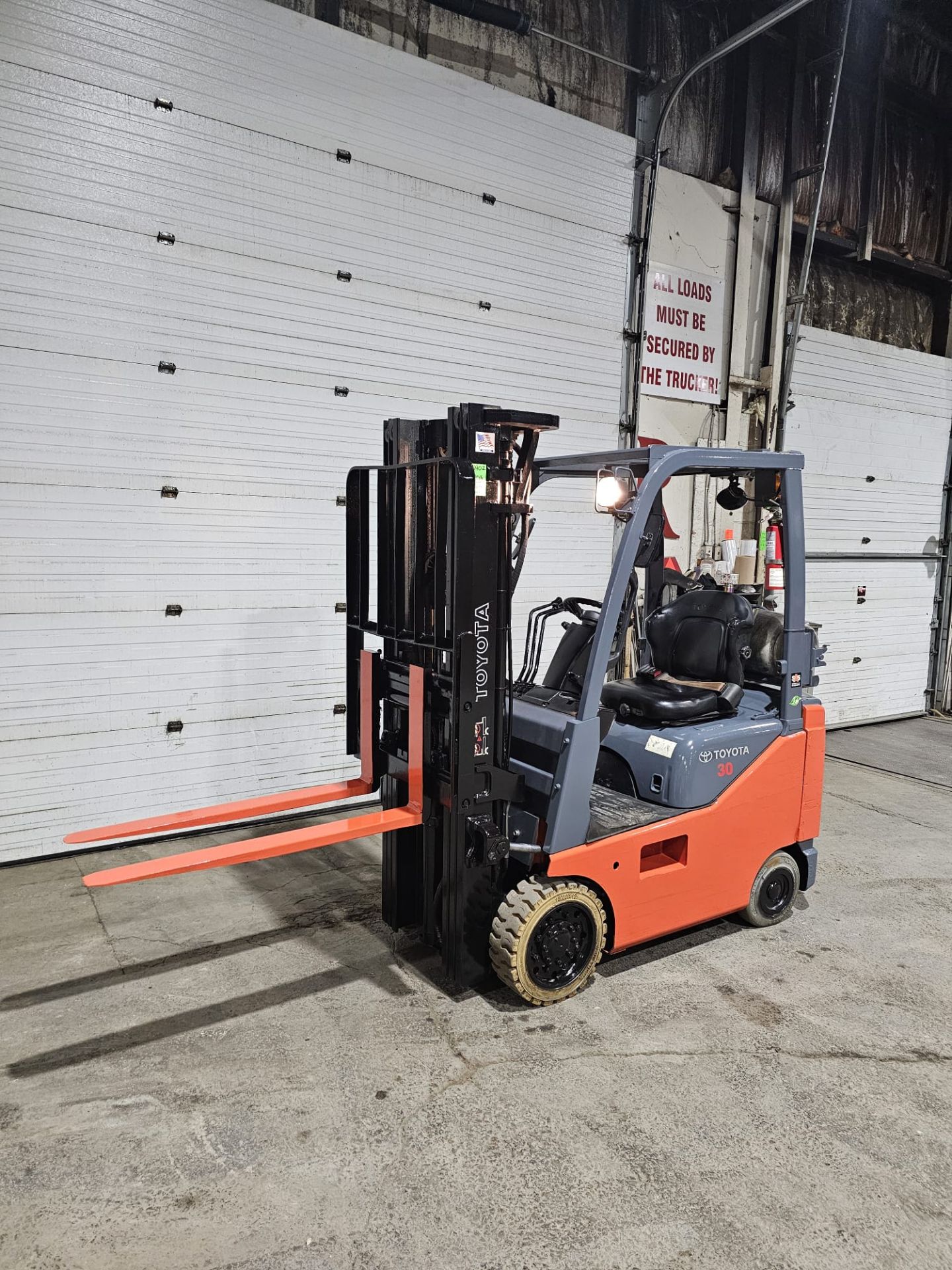 2016 TOYOTA 3,000lbs Capacity LPG (Propane) Forklift with sideshift and 3-STAGE MAST & Non marking - Image 3 of 7