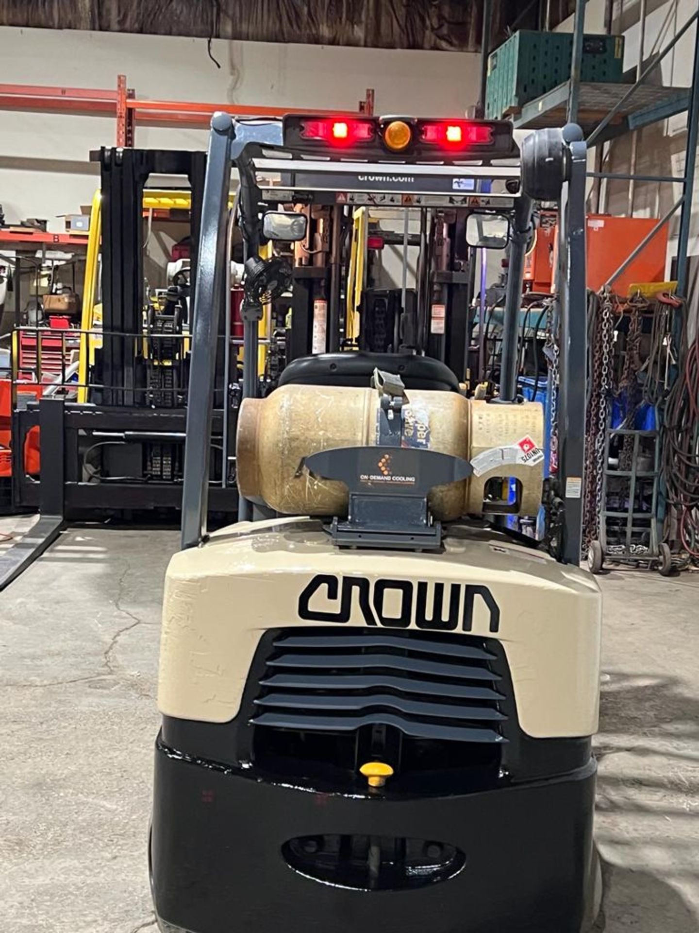 2016 Crown 5,000lbs Forklift LPG (propane) with Sideshift and 3-stage Mast with Low Hours (no - Image 3 of 5