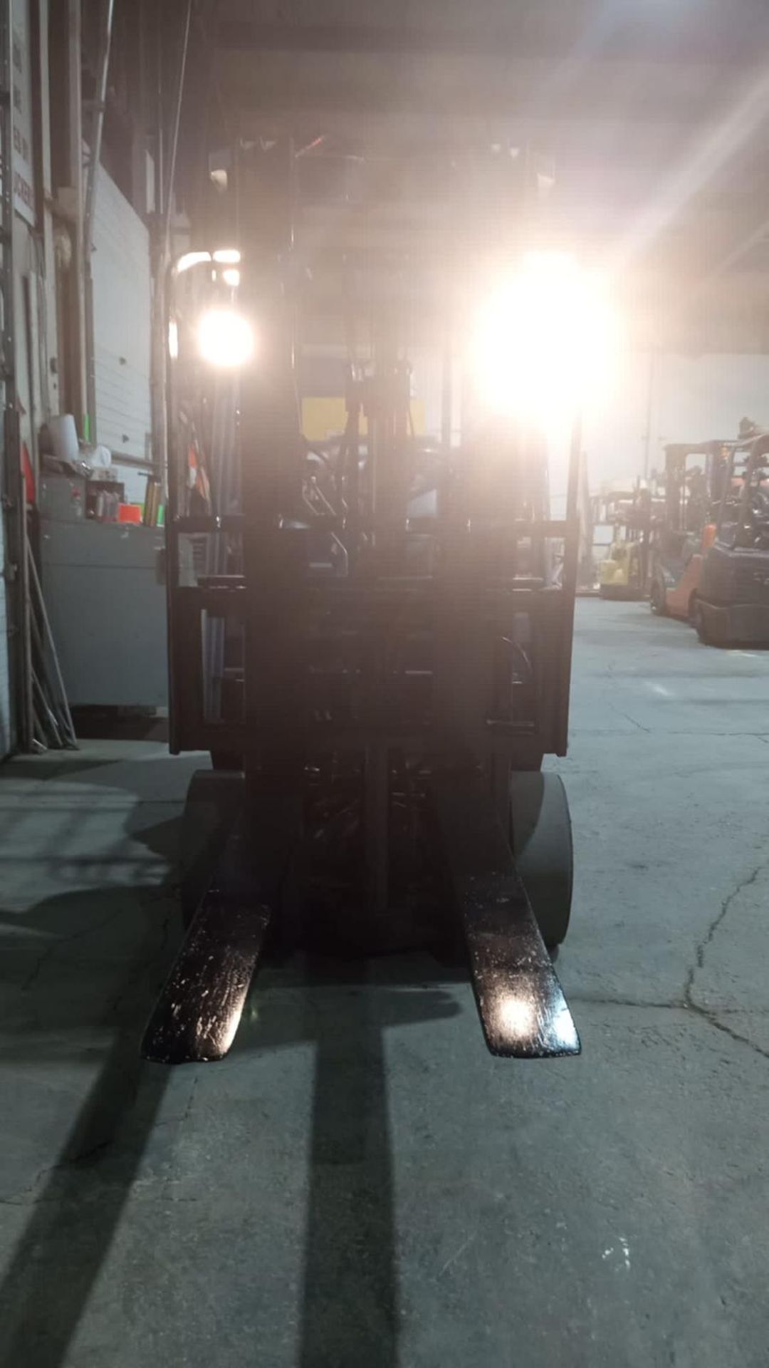 2018 TOYOTA 5,000lbs Capacity LPG (Propane) Forklift indoor with sideshift and 3-STAGE MAST - Image 3 of 4