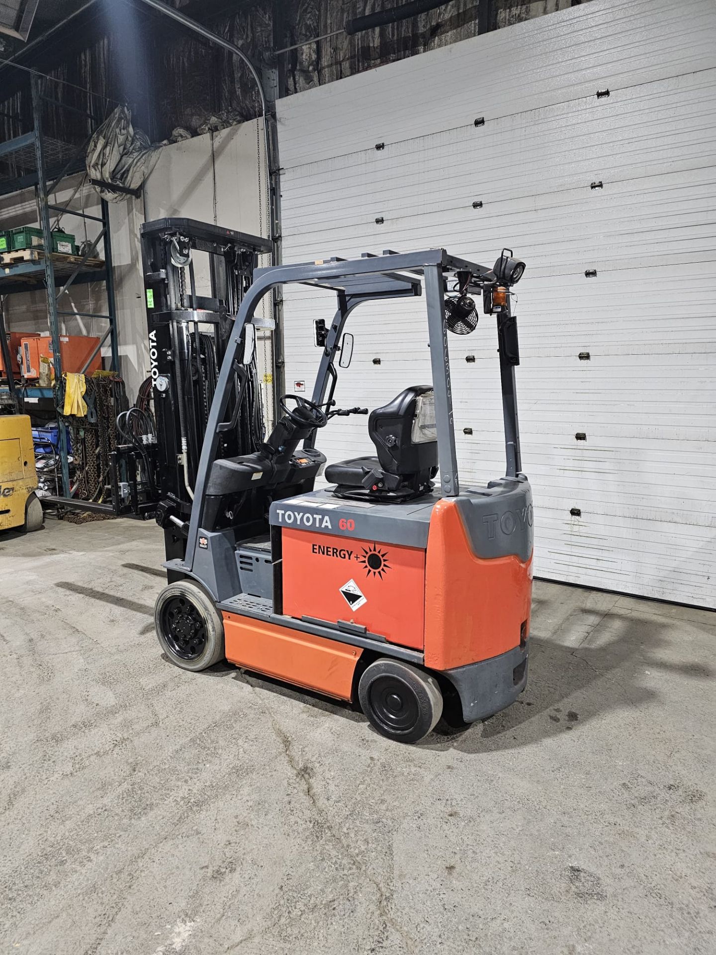 2017 Toyota 6000lbs Capacity Forklift Brand NEW Battery 48V 3-STAGE MAST with NEW sideshift & NEW - Image 3 of 6