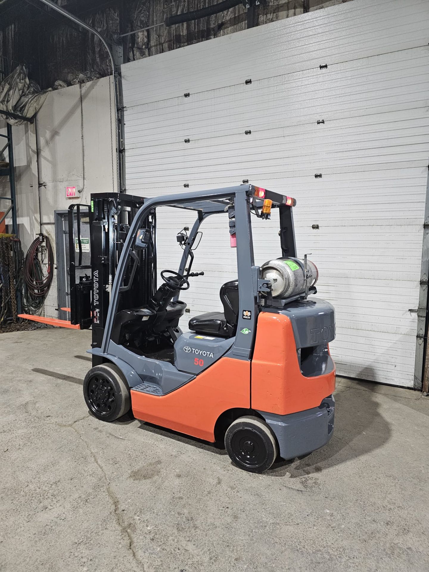 2016 TOYOTA 5,000lbs Capacity LPG (Propane) Forklift with sideshift with 3-STAGE MAST (no propane - Image 2 of 5
