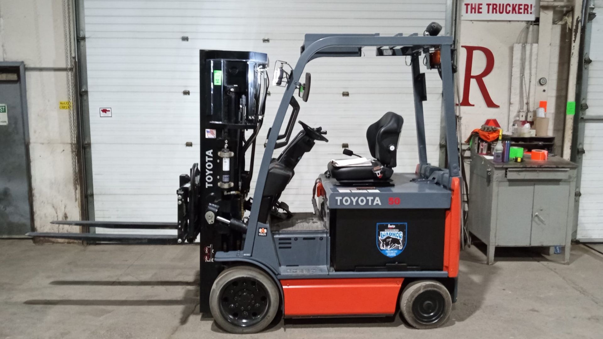 2017 TOYOTA 5,000lbs Capacity Electric Forklift 4-Stage Mast 48V with sideshift & Fork Positioner - Image 4 of 6