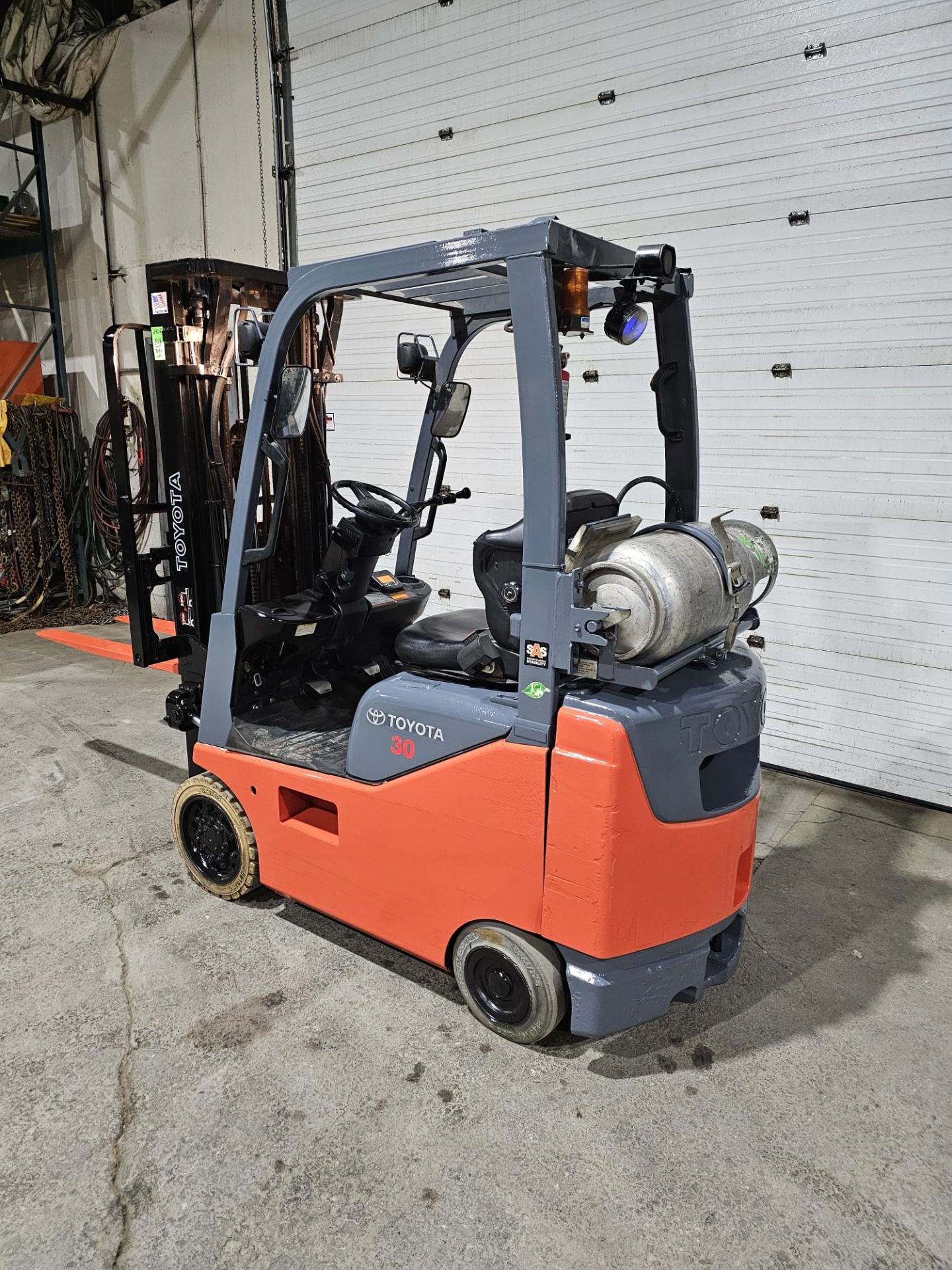 2016 TOYOTA 3,000lbs Capacity LPG (Propane) Forklift with sideshift and 3-STAGE MAST & Non marking - Image 2 of 7