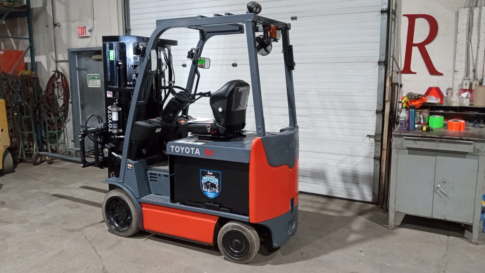 2017 TOYOTA 5,000lbs Capacity Electric Forklift 4-Stage Mast 48V with sideshift & Fork Positioner - Image 3 of 6