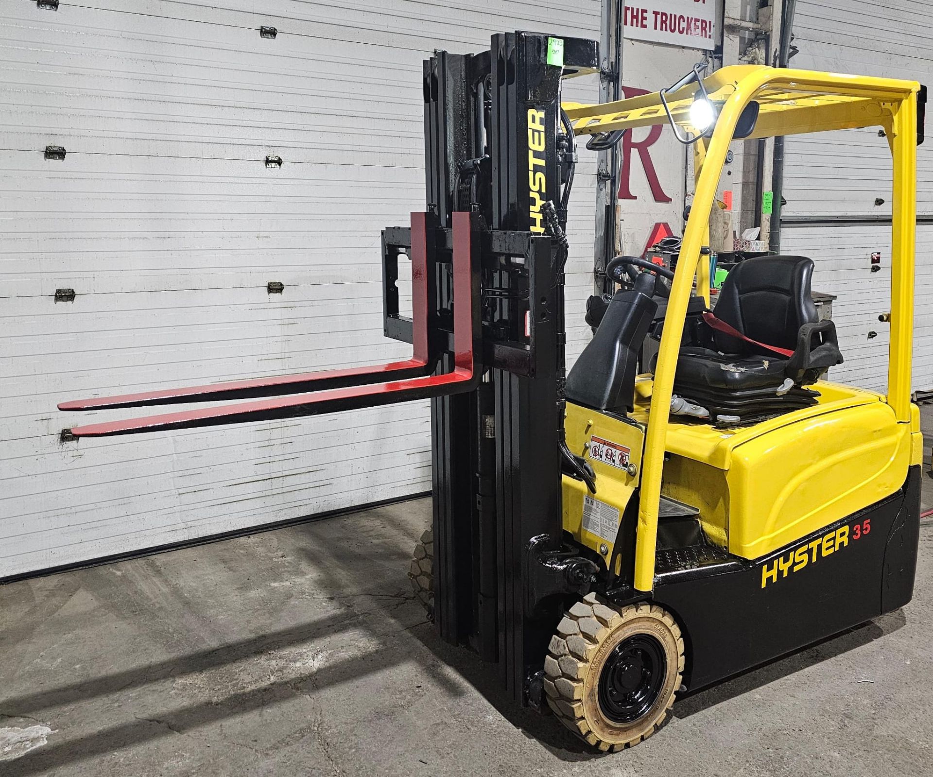 2017 Hyster 3-wheel 3,500lbs Capacity Forklift Electric NEW BATTERY 36V with Sideshift and 3-STAGE - Image 2 of 7