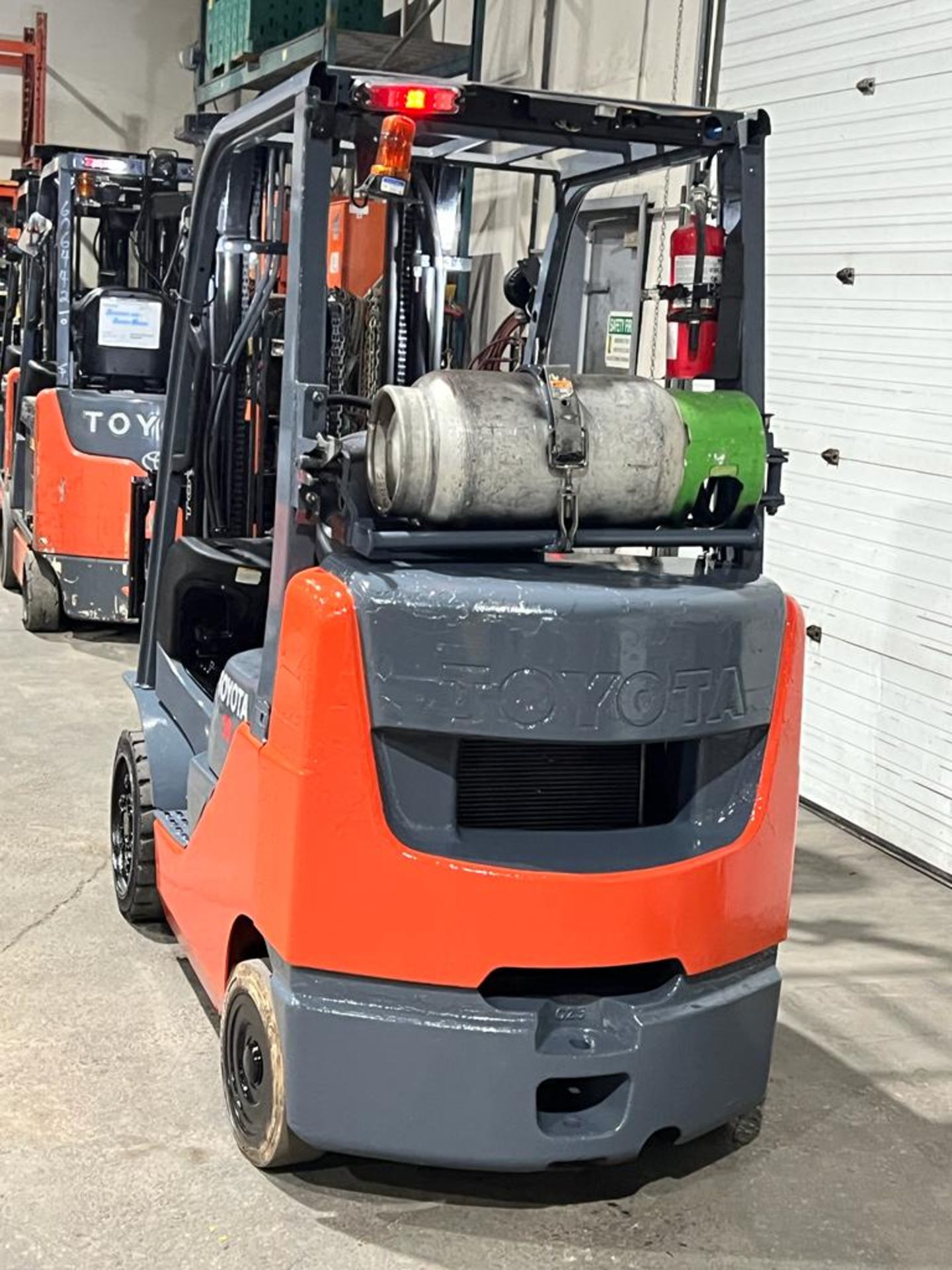 2007 Toyota 5,000lbs Capacity LPG (Propane) Forklift with sideshift and 3-STAGE MAST (no propane - Image 2 of 4