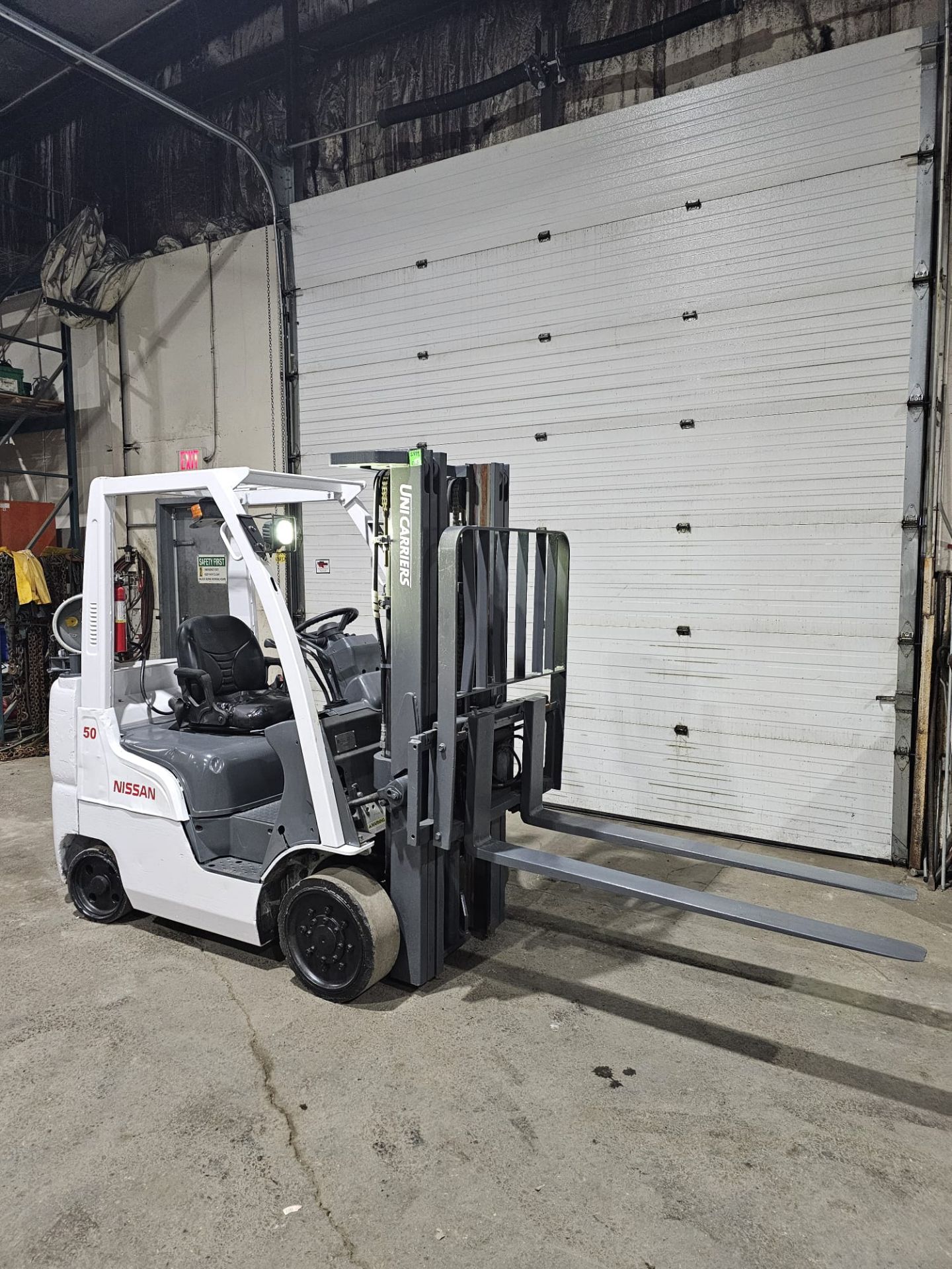 2015 Nissan 5000lbs Capacity LPG (Propane) Forklift 3-STAGE MAST with sideshift (no propane tank - Image 2 of 5