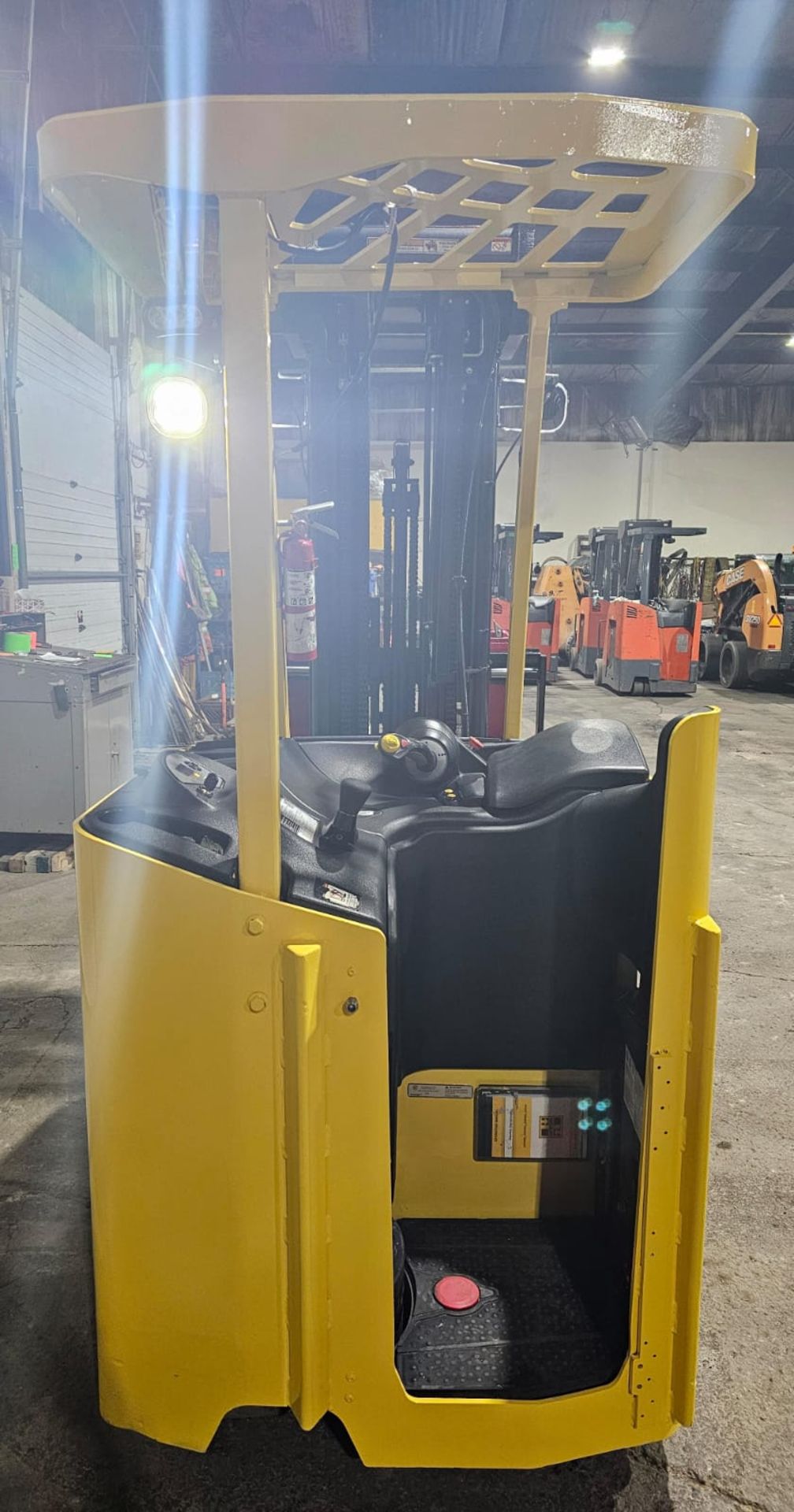 2018 Hyster 4,000lbs Capacity Electric Stand On Forklift 4-STAGE MAST 36V with sideshift with Low - Image 4 of 5