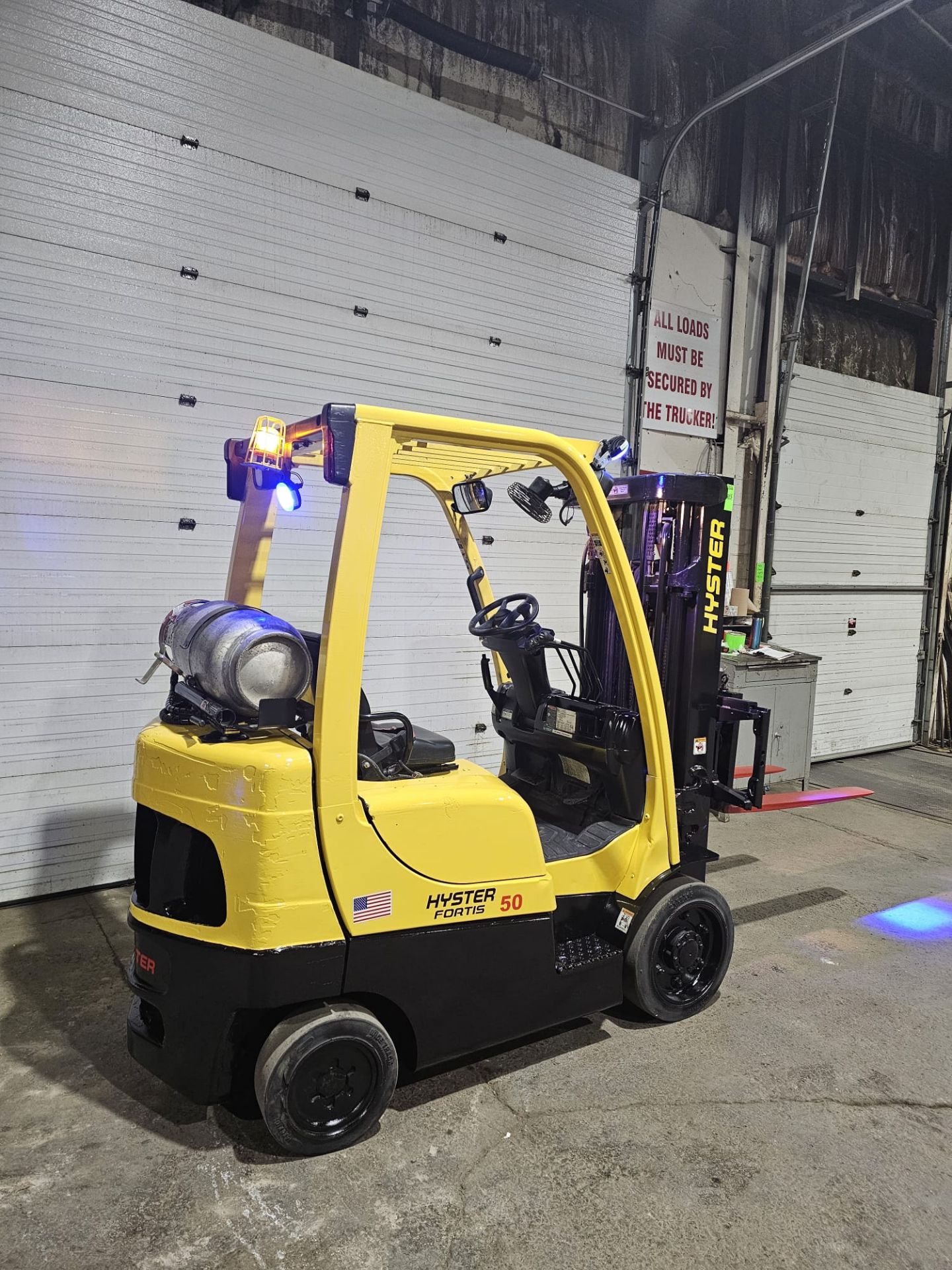 2016 Hyster 5,000lbs Capacity LPG (Propane) forklift indoor 3-STAGE MAST with sideshift (no - Image 2 of 7