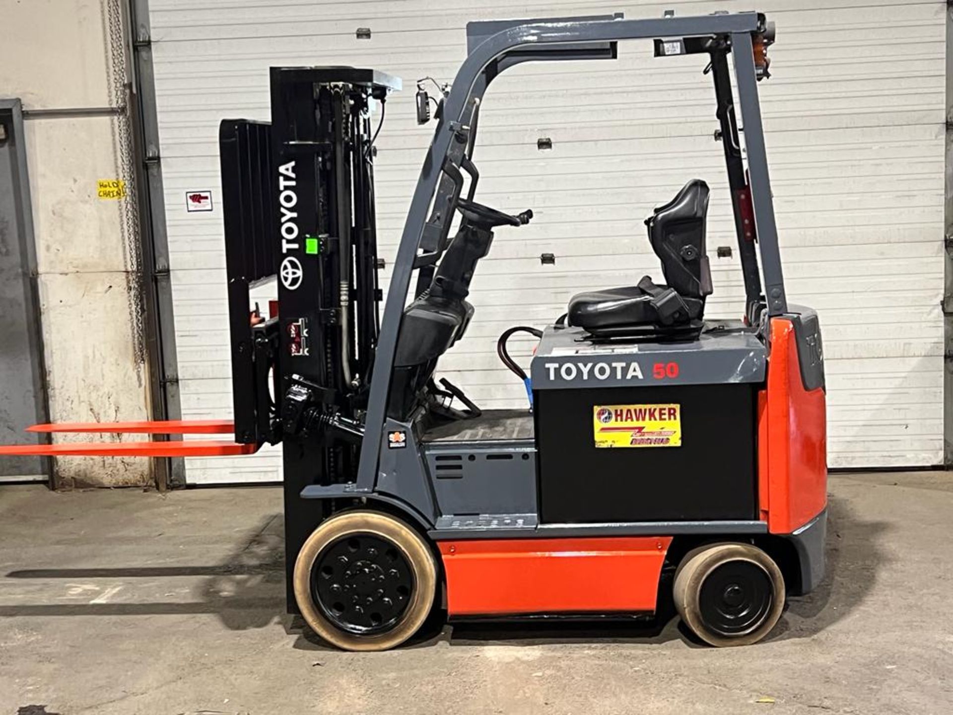 2014 Toyota 5,000lbs Capacity Forklift Electric with 48V Battery with 3-Stage Mast with