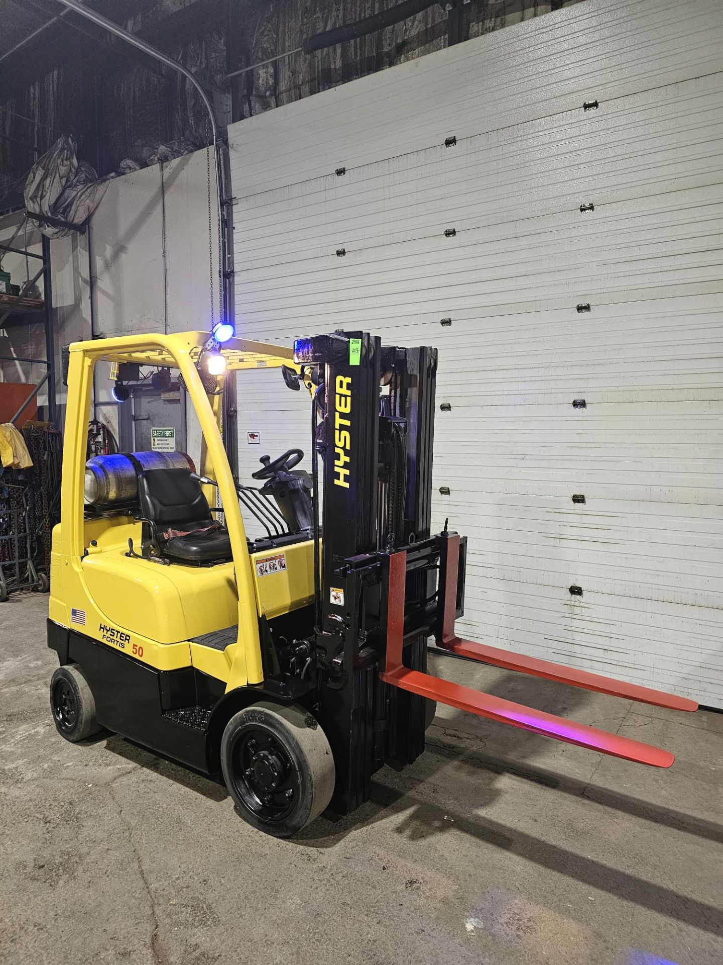 2016 Hyster 5,000lbs Capacity LPG (Propane) forklift indoor 3-STAGE MAST with sideshift (no - Image 3 of 7