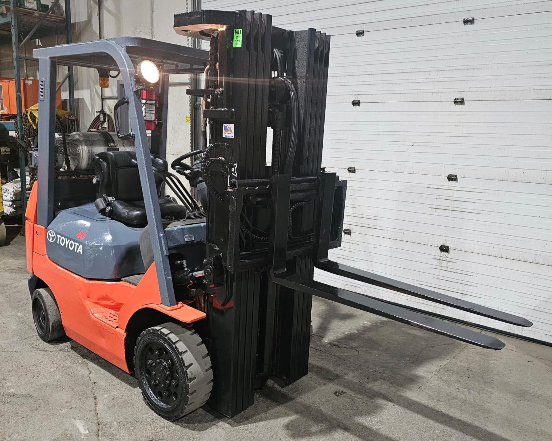Toyota 4,000lbs Capacity LPG (Propane) Forklift with sideshift & 4-STAGE MAST with Front tires - Image 5 of 6